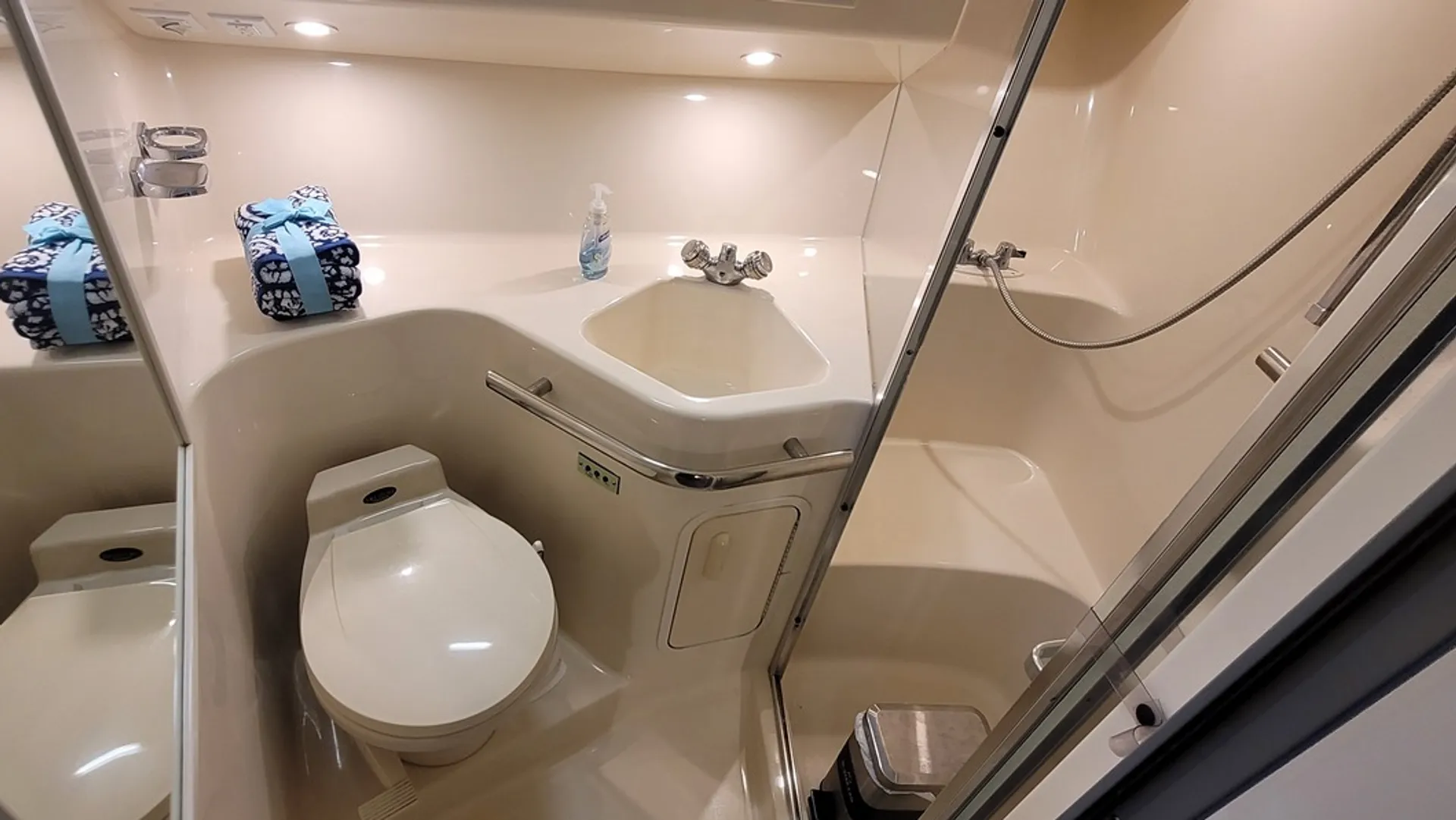 Sea Ray 400 Express Cruiser in Lake Ozark, MO — photo 5
