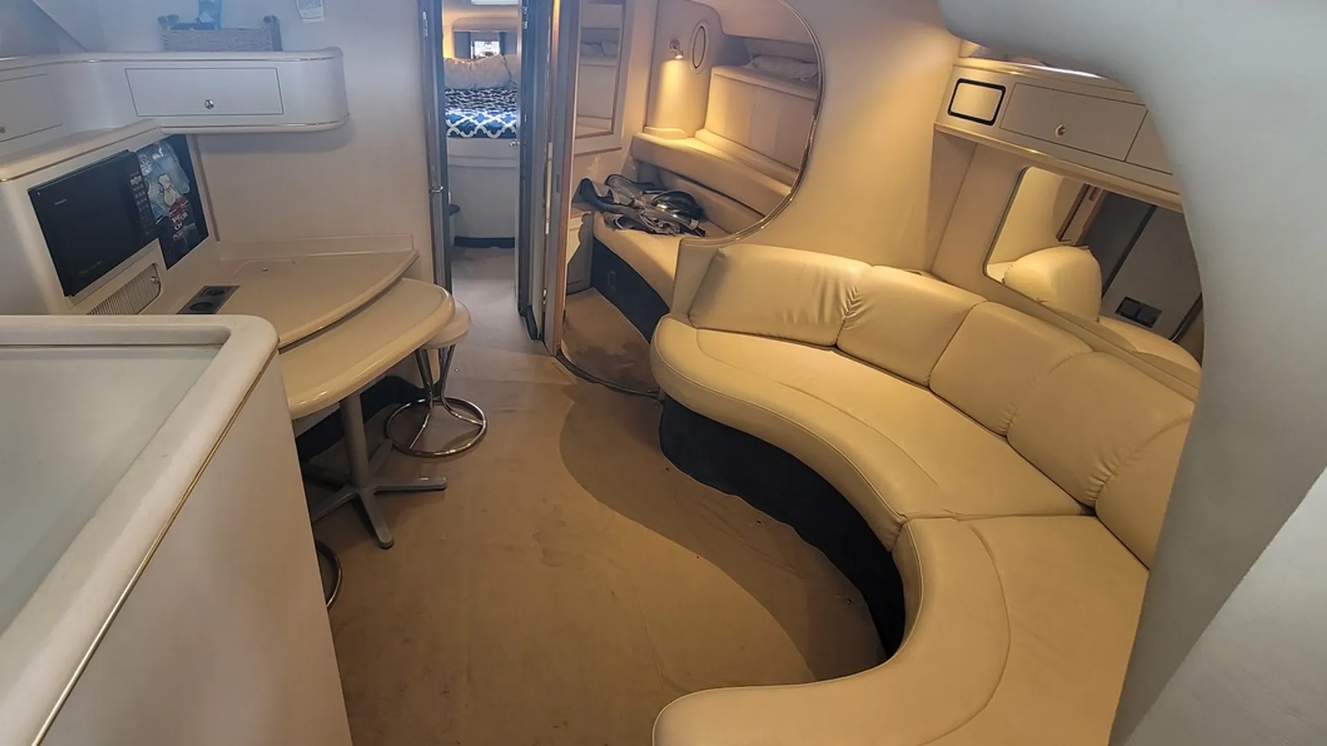 Sea Ray 400 Express Cruiser in Lake Ozark, MO — photo 6