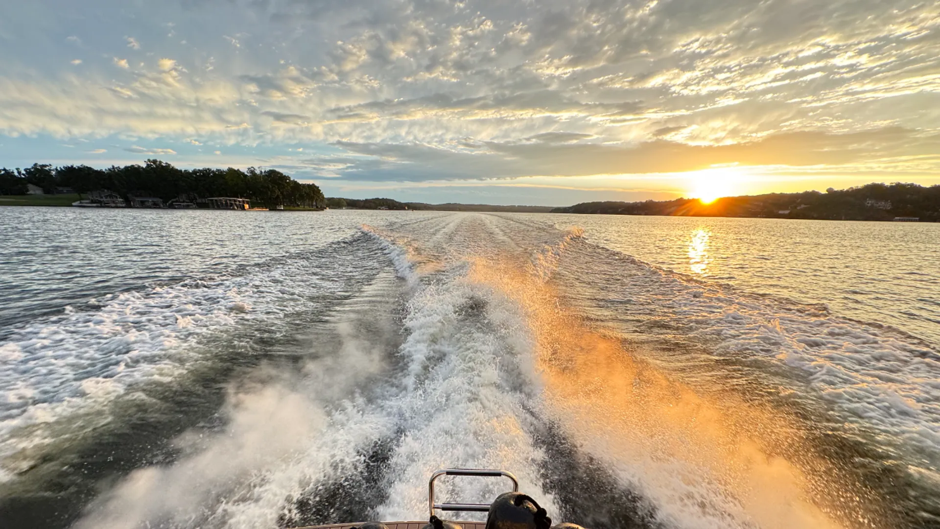 Sea Ray 400 Express Cruiser in Lake Ozark, MO — photo 7