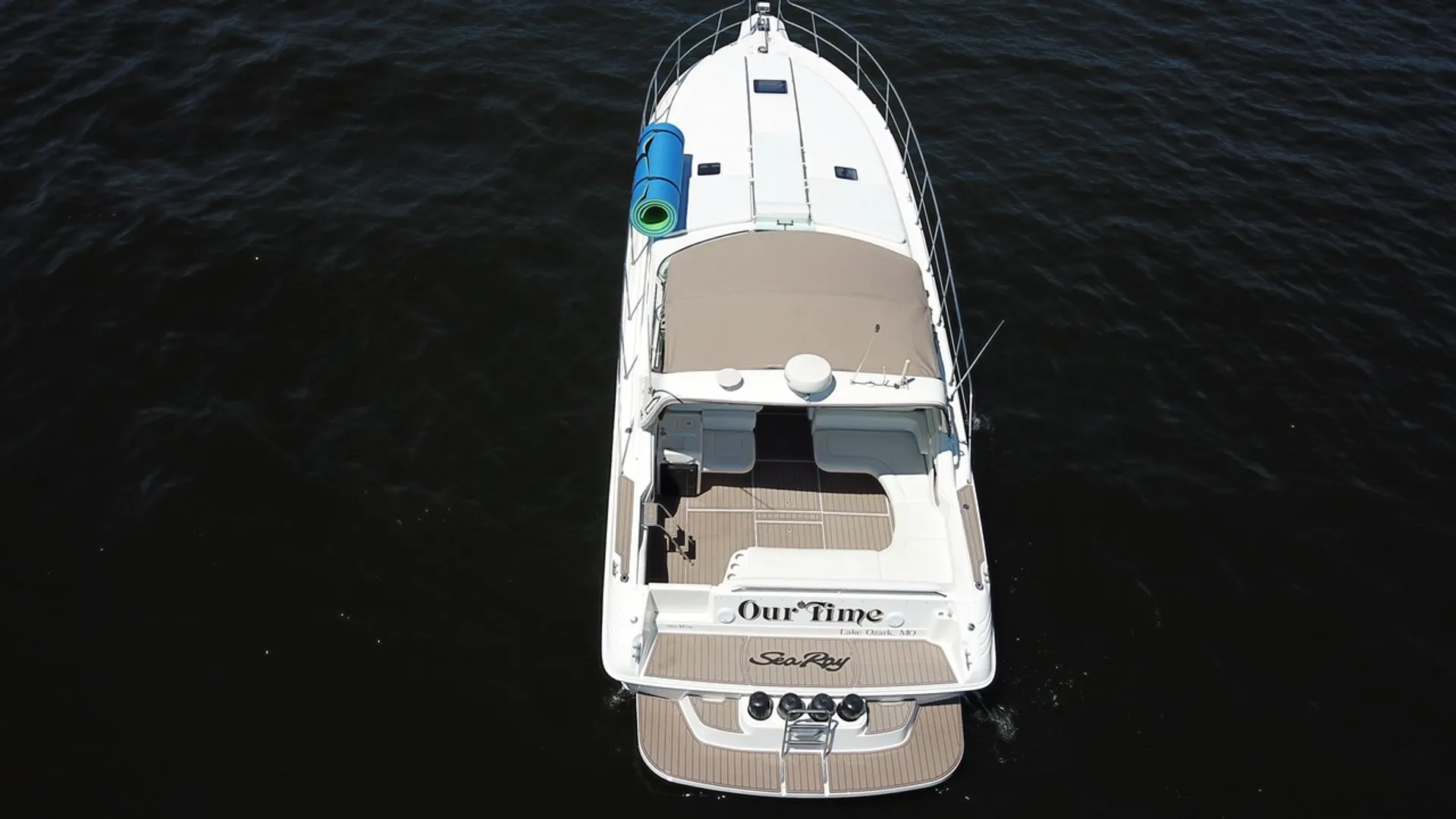 Sea Ray 400 Express Cruiser in Lake Ozark, MO — photo 8