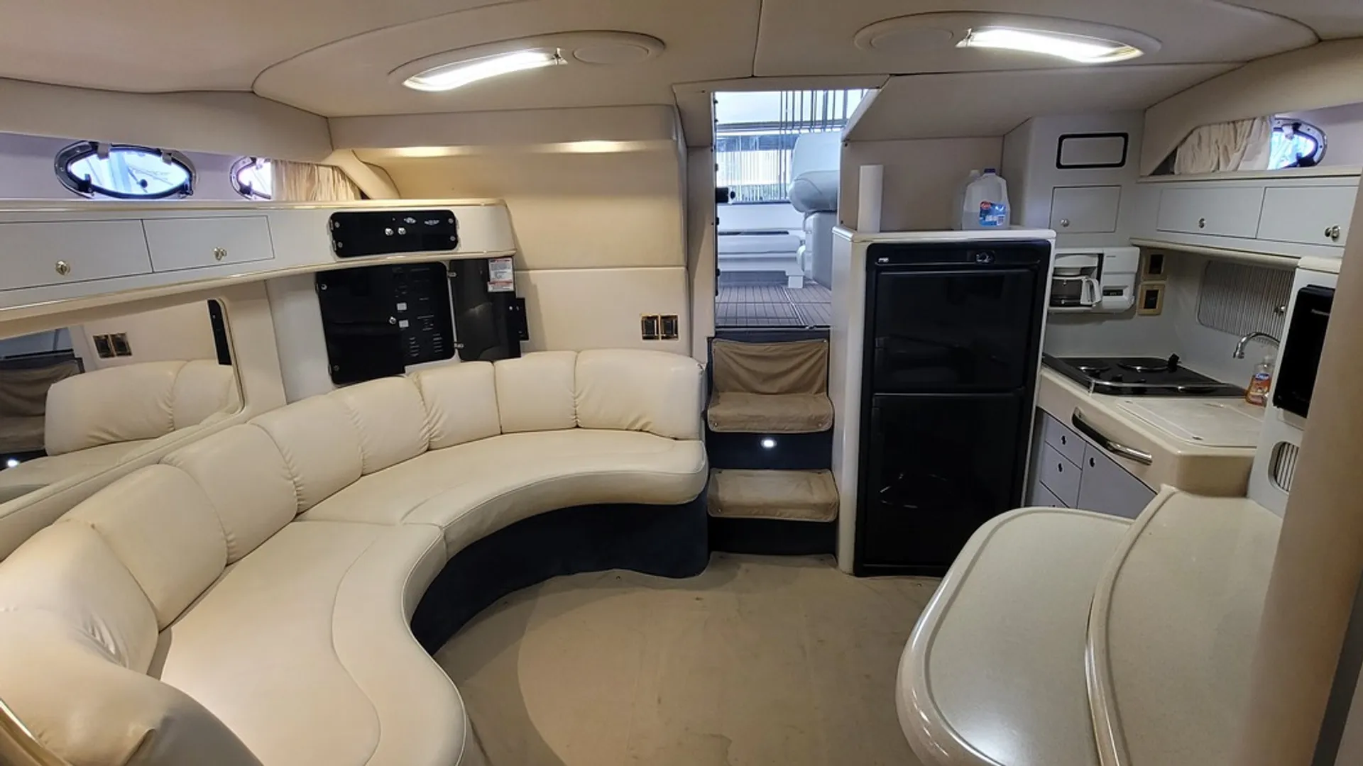 Sea Ray 400 Express Cruiser in Lake Ozark, MO — photo 9