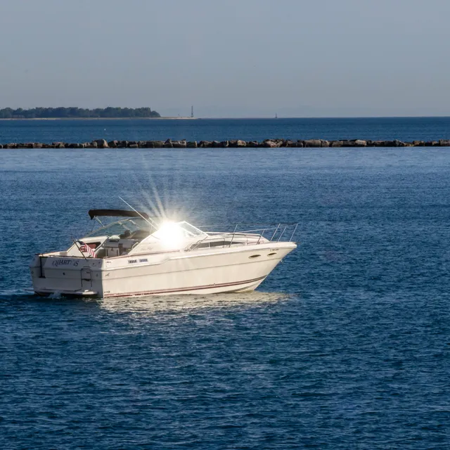 Rent a Sea Ray Boats cruiser in Chicago, IL near me