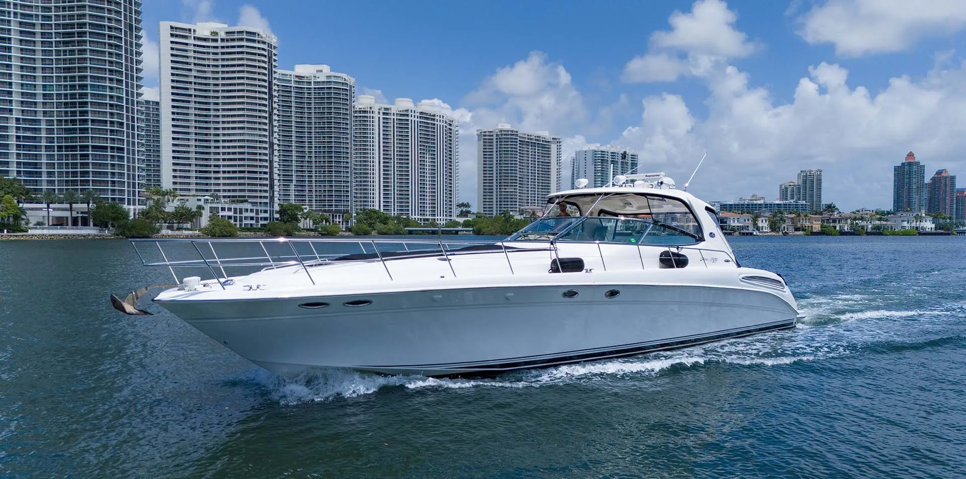 Sea Ray Boats 550 Sundancer in Fort Lauderdale, FL — photo 9