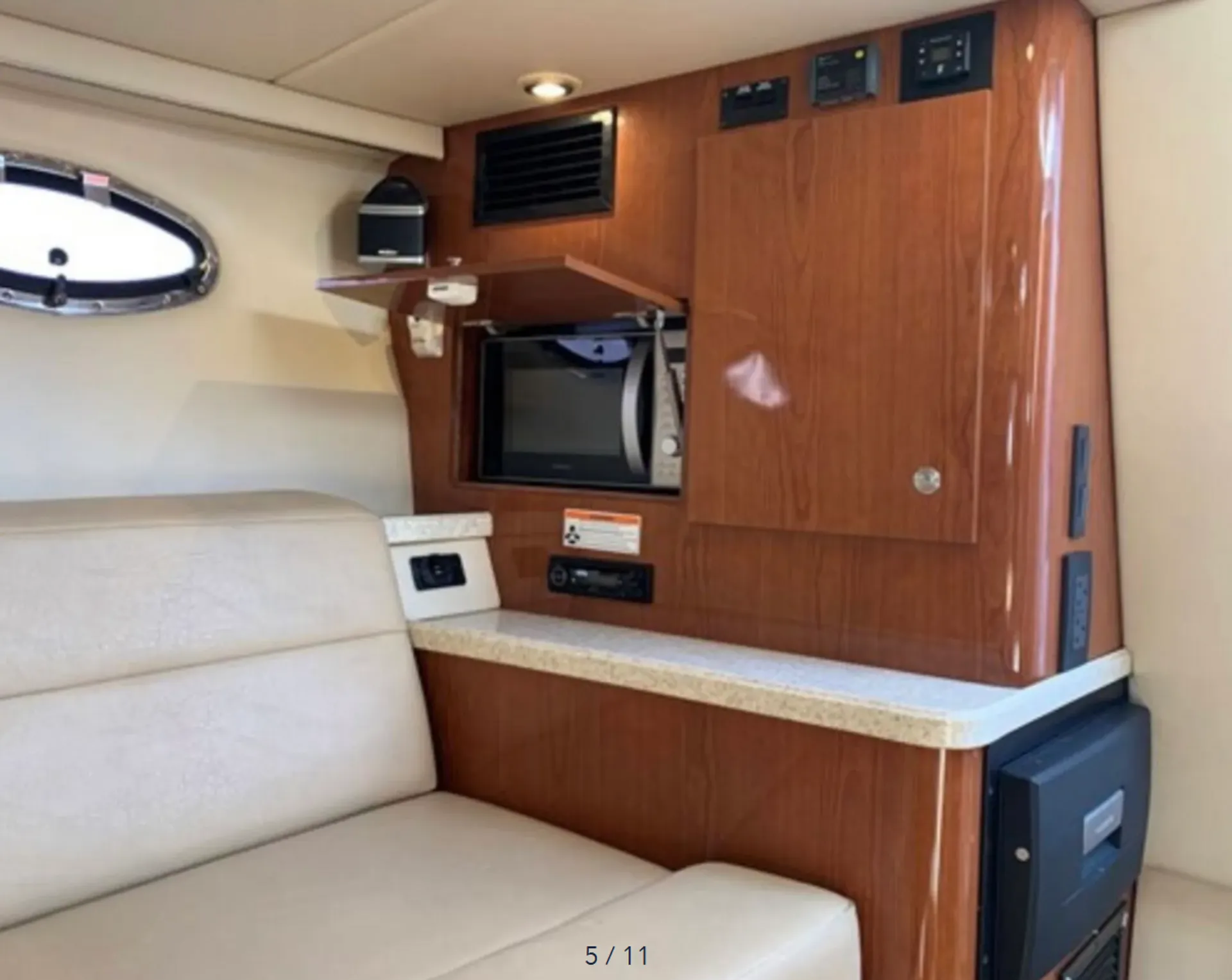 Regal Boats 3350 in Chicago, IL — photo 10