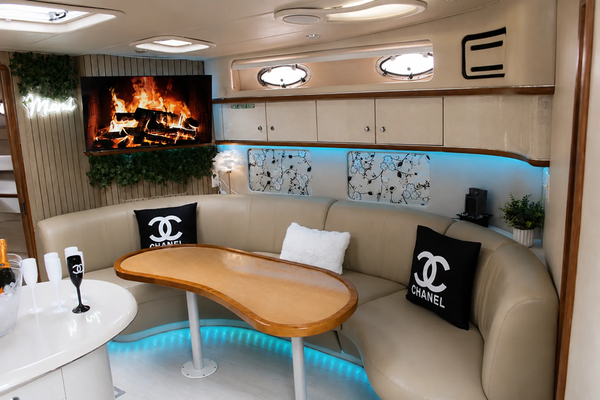 Sea Ray Boats 450 Sundancer in Miami, FL — photo 7
