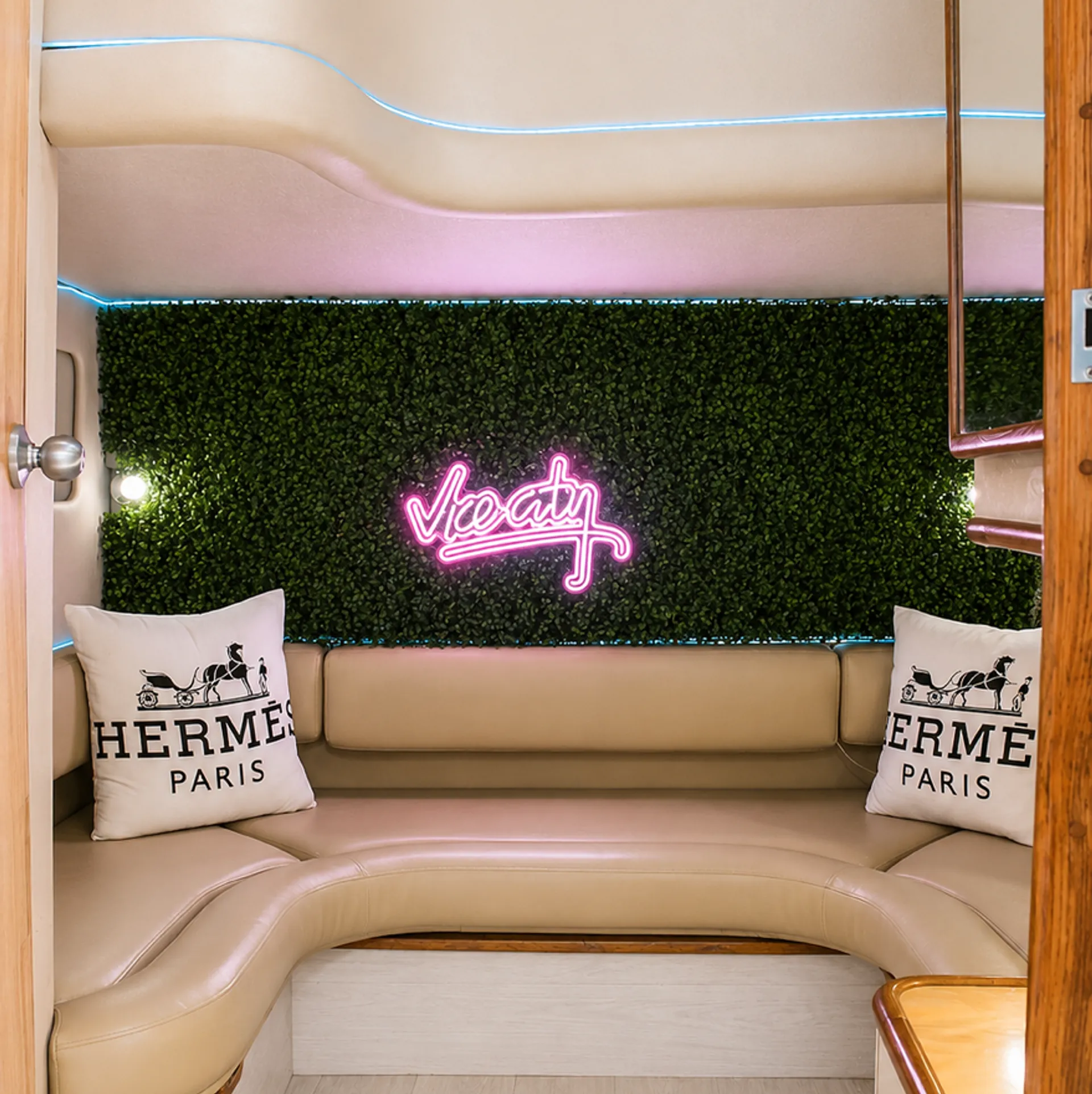 SEA RAY 50' FREE HOUR MON-THUR UP TO 13 PEOPLE