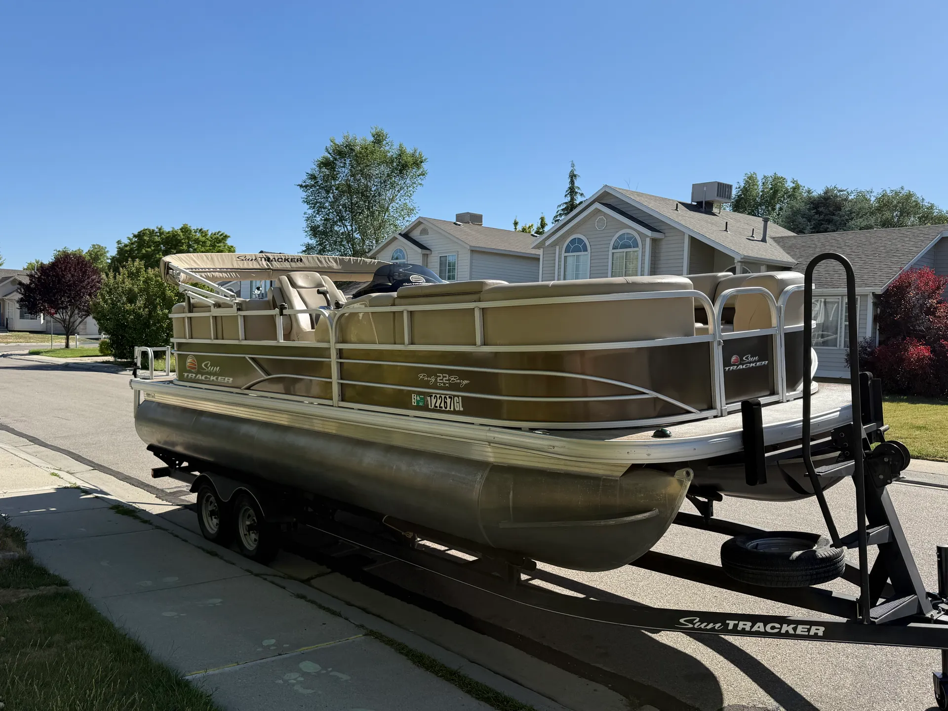 22' Party Barge: 2019 Sun Tracker Pontoon Rental 🚤