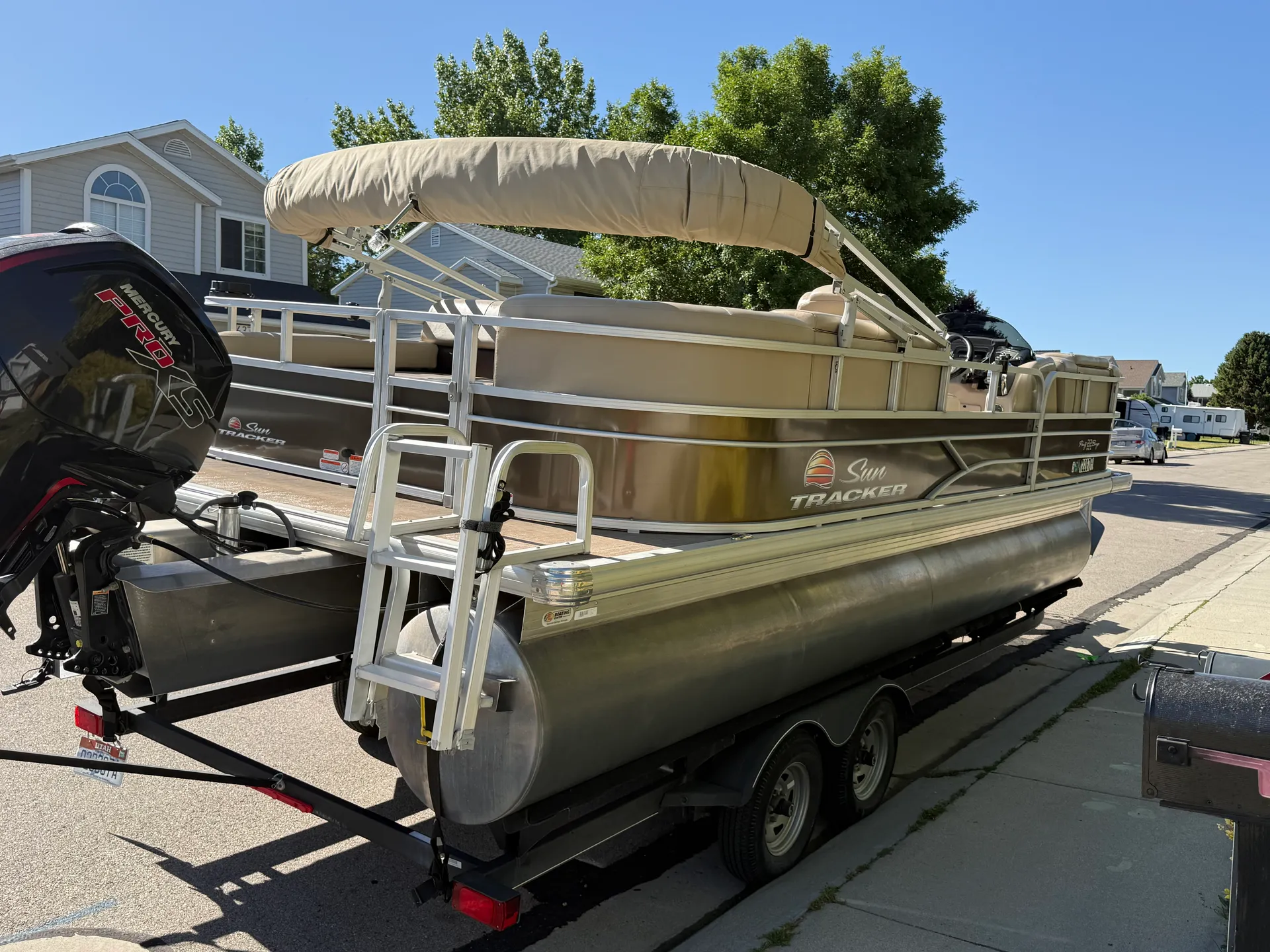 22' Party Barge: 2019 Sun Tracker Pontoon Rental 🚤