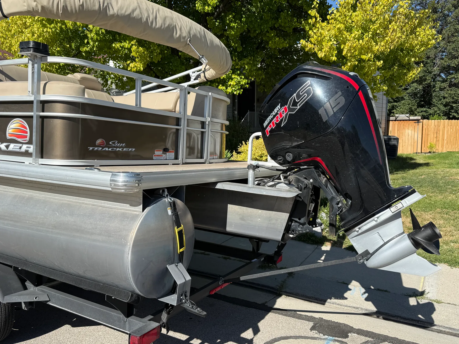 22' Party Barge: 2019 Sun Tracker Pontoon Rental 🚤