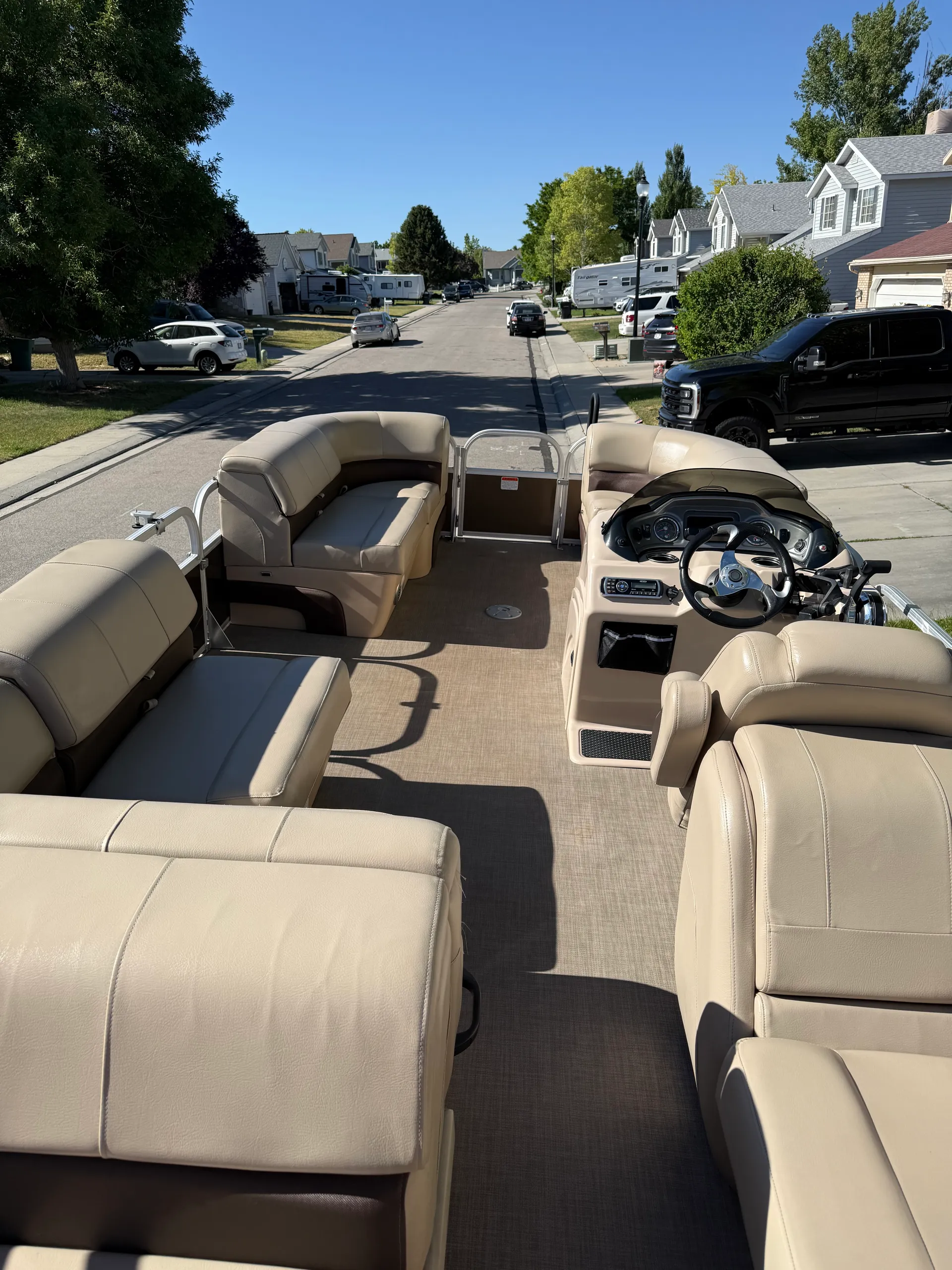 22' Party Barge: 2019 Sun Tracker Pontoon Rental 🚤