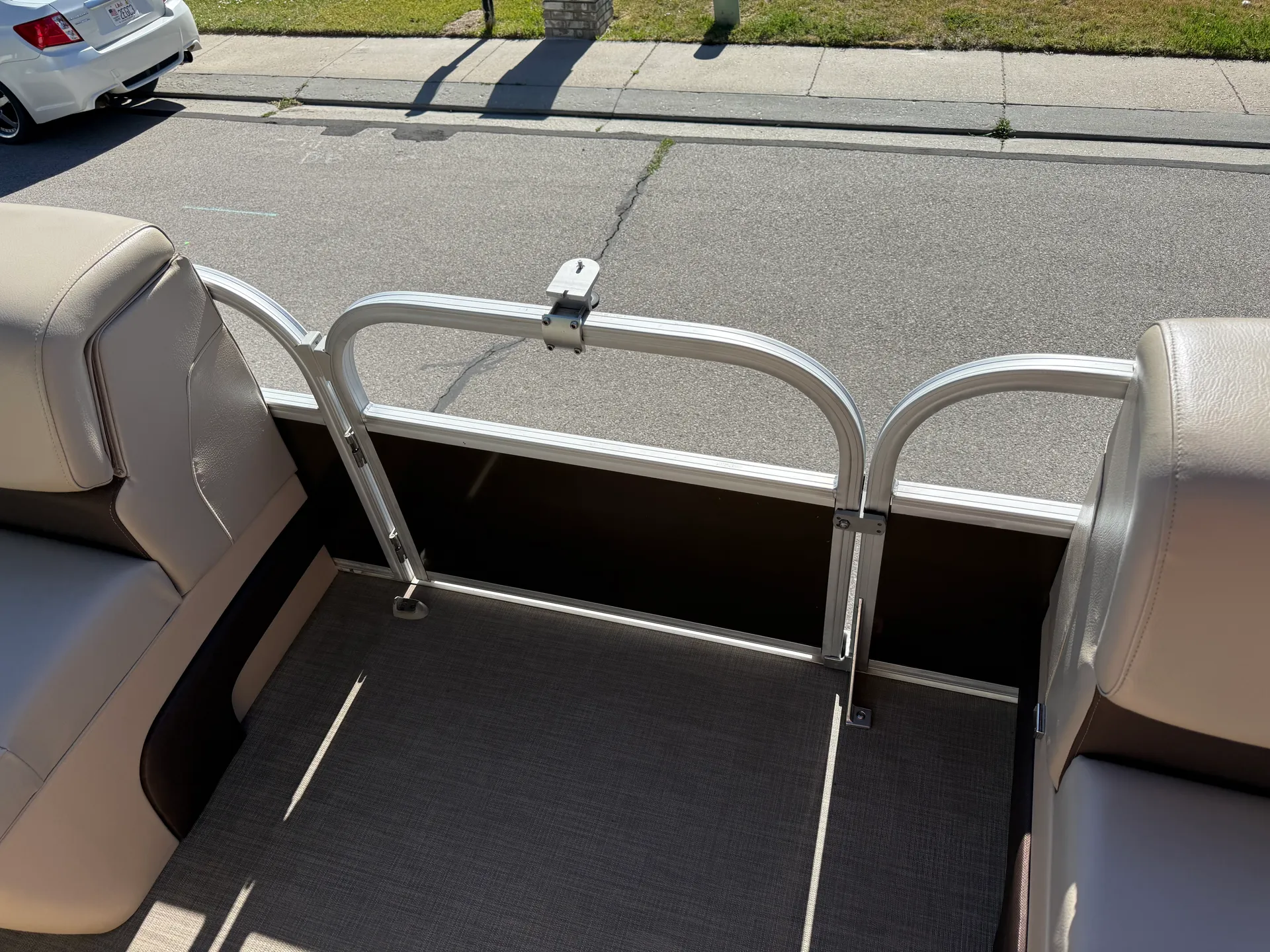 22' Party Barge: 2019 Sun Tracker Pontoon Rental 🚤