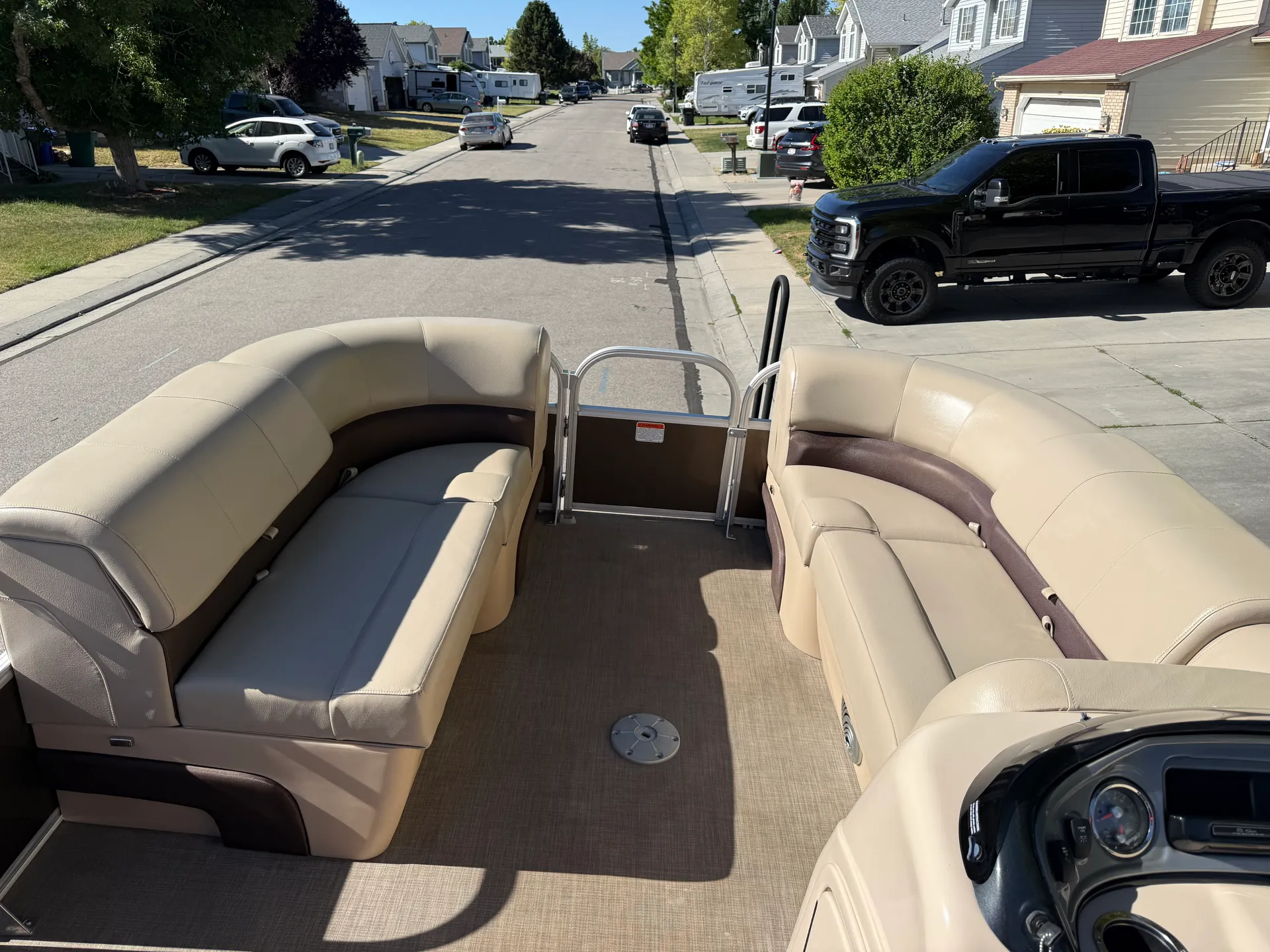 22' Party Barge: 2019 Sun Tracker Pontoon Rental 🚤