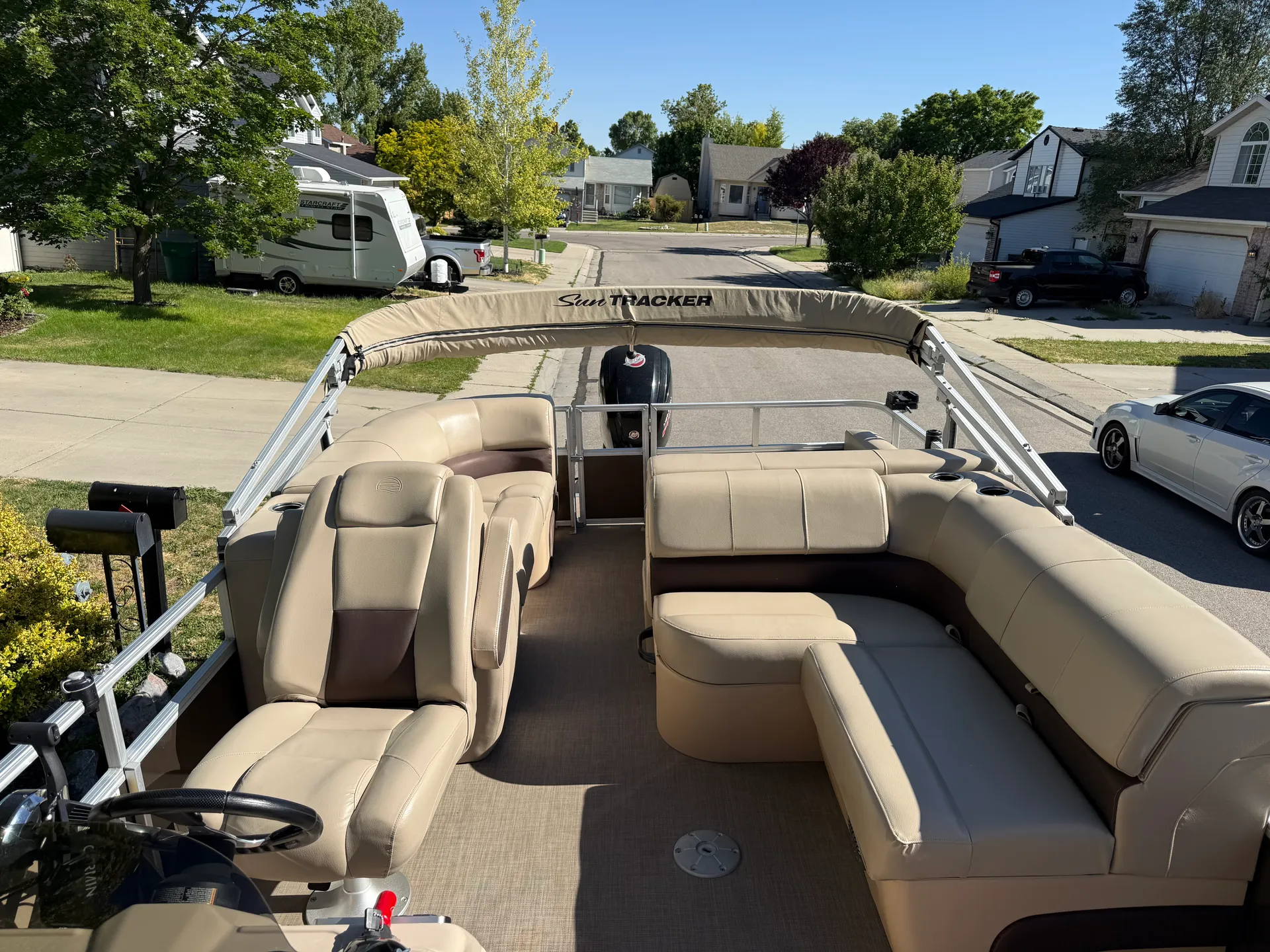 22' Party Barge: 2019 Sun Tracker Pontoon Rental 🚤