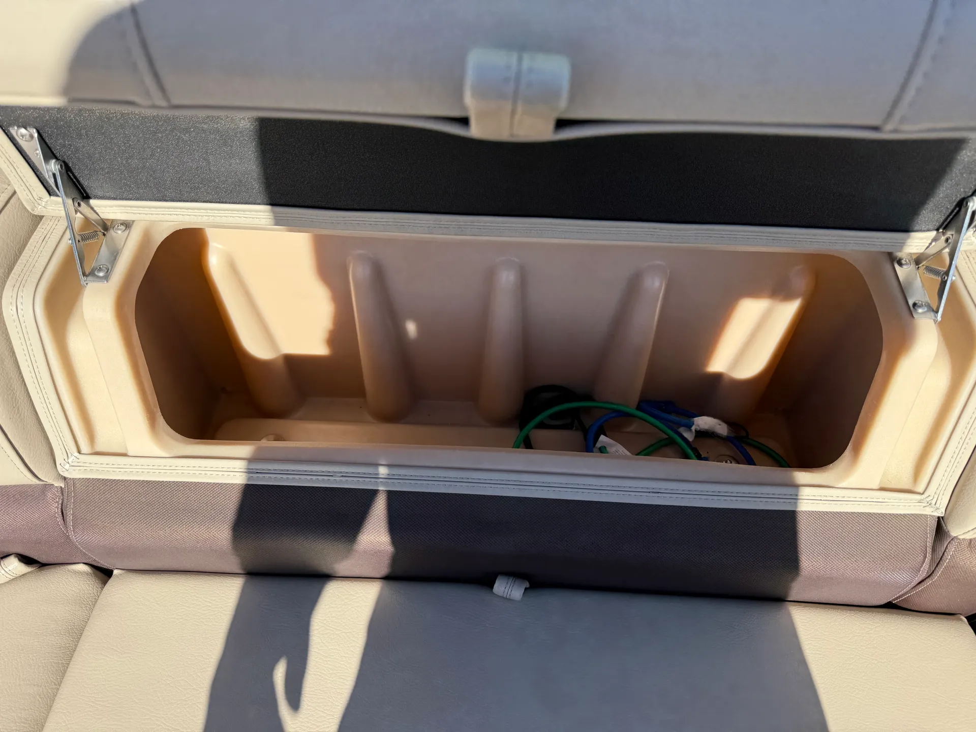 22' Party Barge: 2019 Sun Tracker Pontoon Rental 🚤