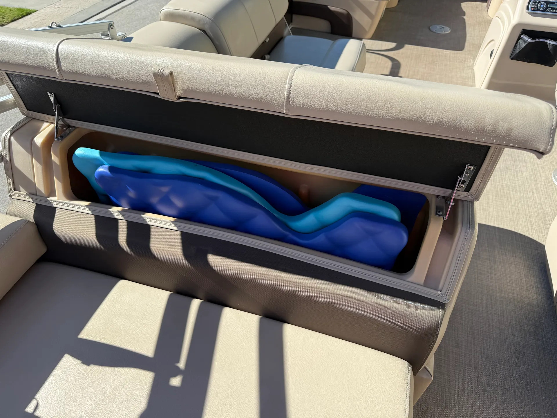 22' Party Barge: 2019 Sun Tracker Pontoon Rental 🚤