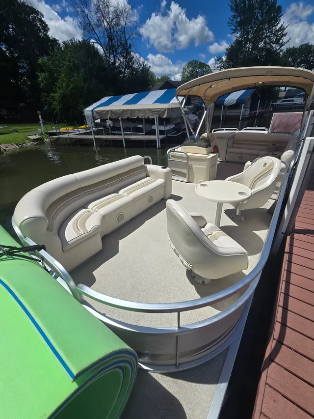 Rent a Ercoa pontoon in Mound, MN near me