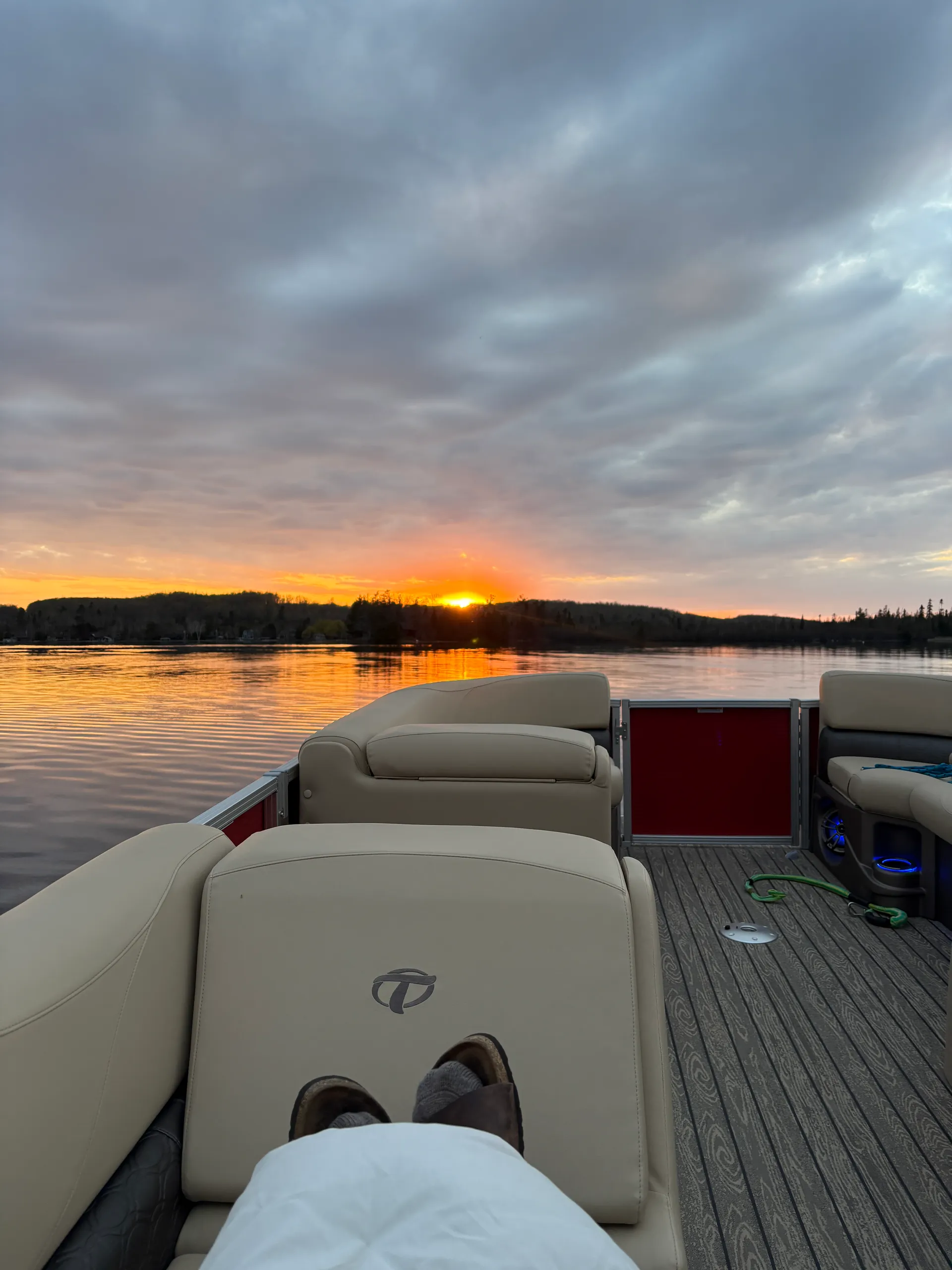 TAHOE PONTOONS LTZ VERSATILE REAR BENCH 2485VRB in Walloon Lake, MI — photo 2