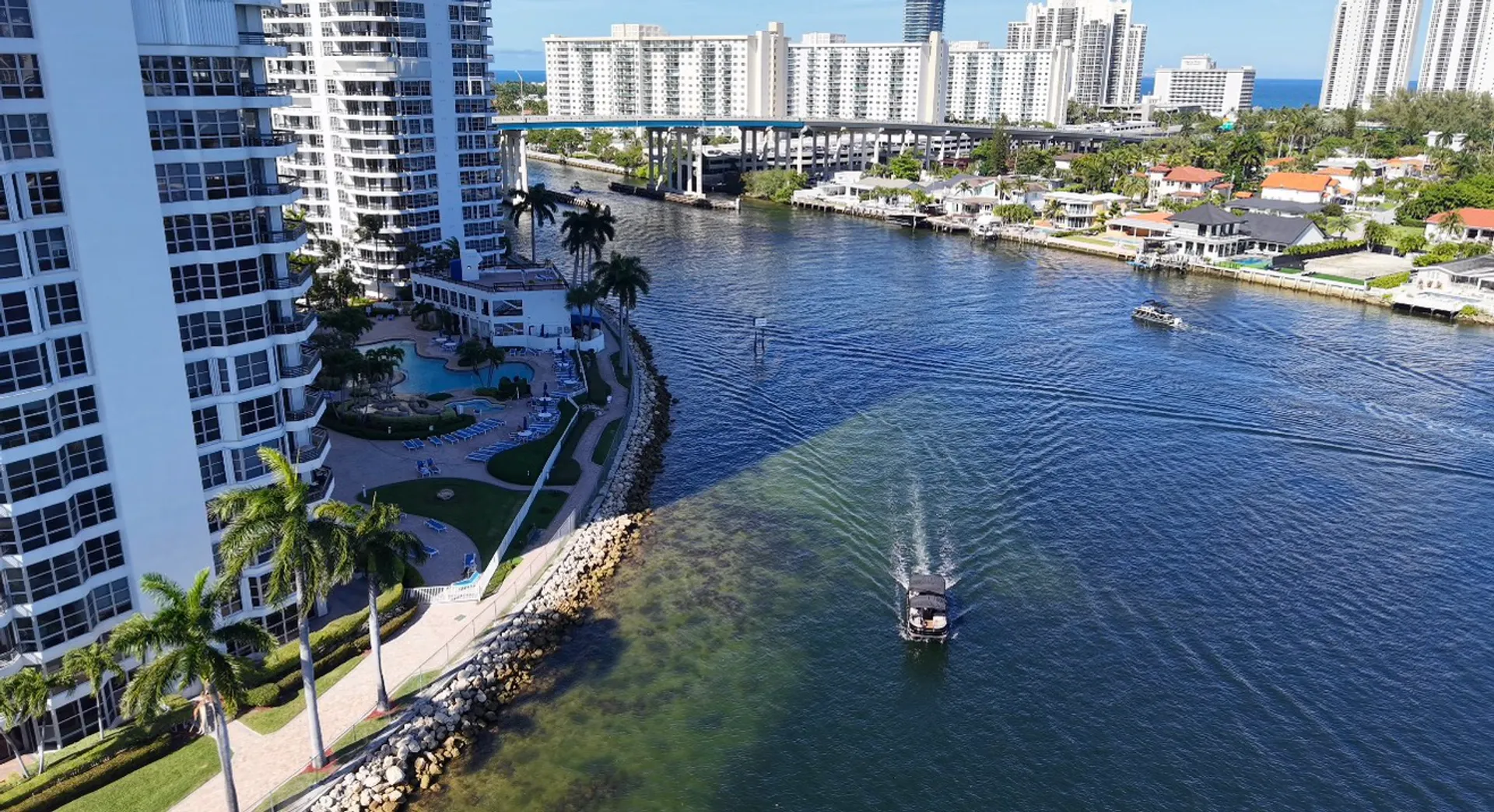 Avalon Pontoons 27' Paradise Funship in Hallandale Beach, FL — photo 3