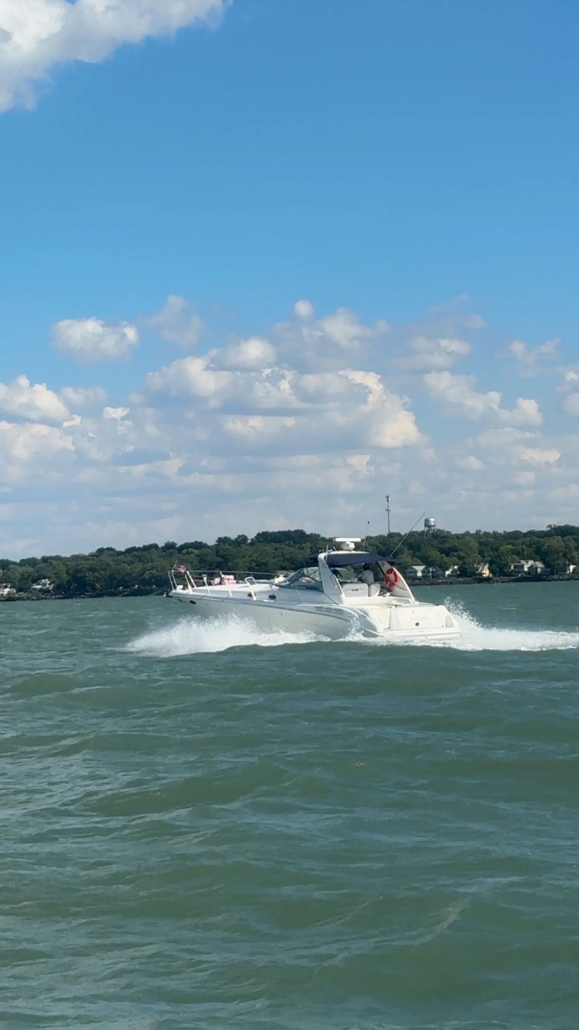 Sea Ray Boats 400 Sundancer in Sandusky, OH — photo 2