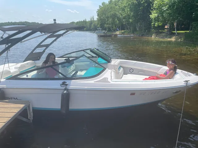 Rent a REGAL BOATS bow rider in Oak Creek, WI near me