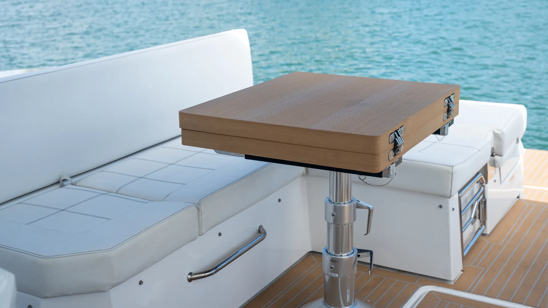 CRUISERS YACHTS 390 EXPRESS COUPE JOYSTICK in Miami, FL — photo 2