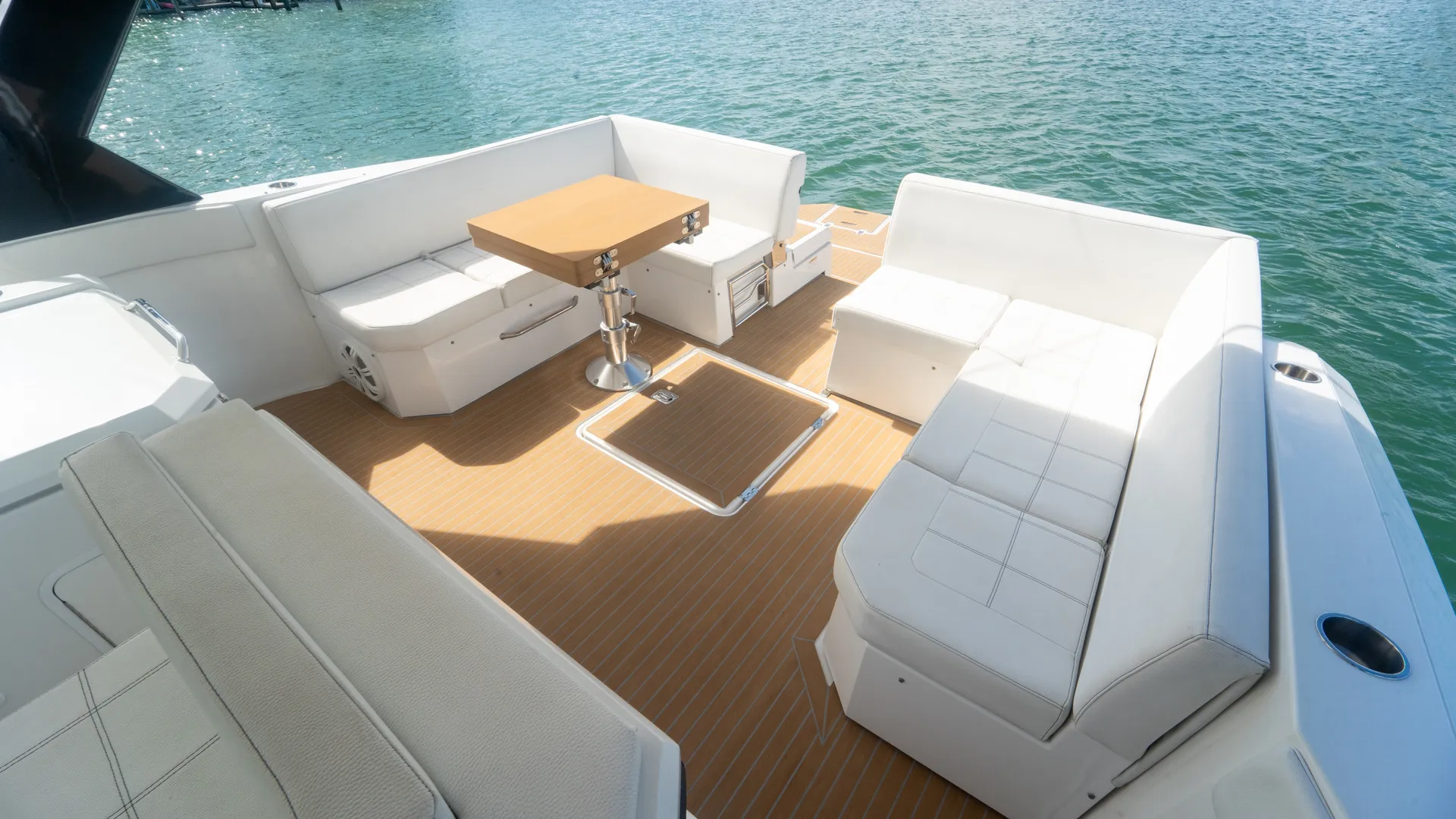 CRUISERS YACHTS 390 EXPRESS COUPE JOYSTICK in Miami, FL — photo 4