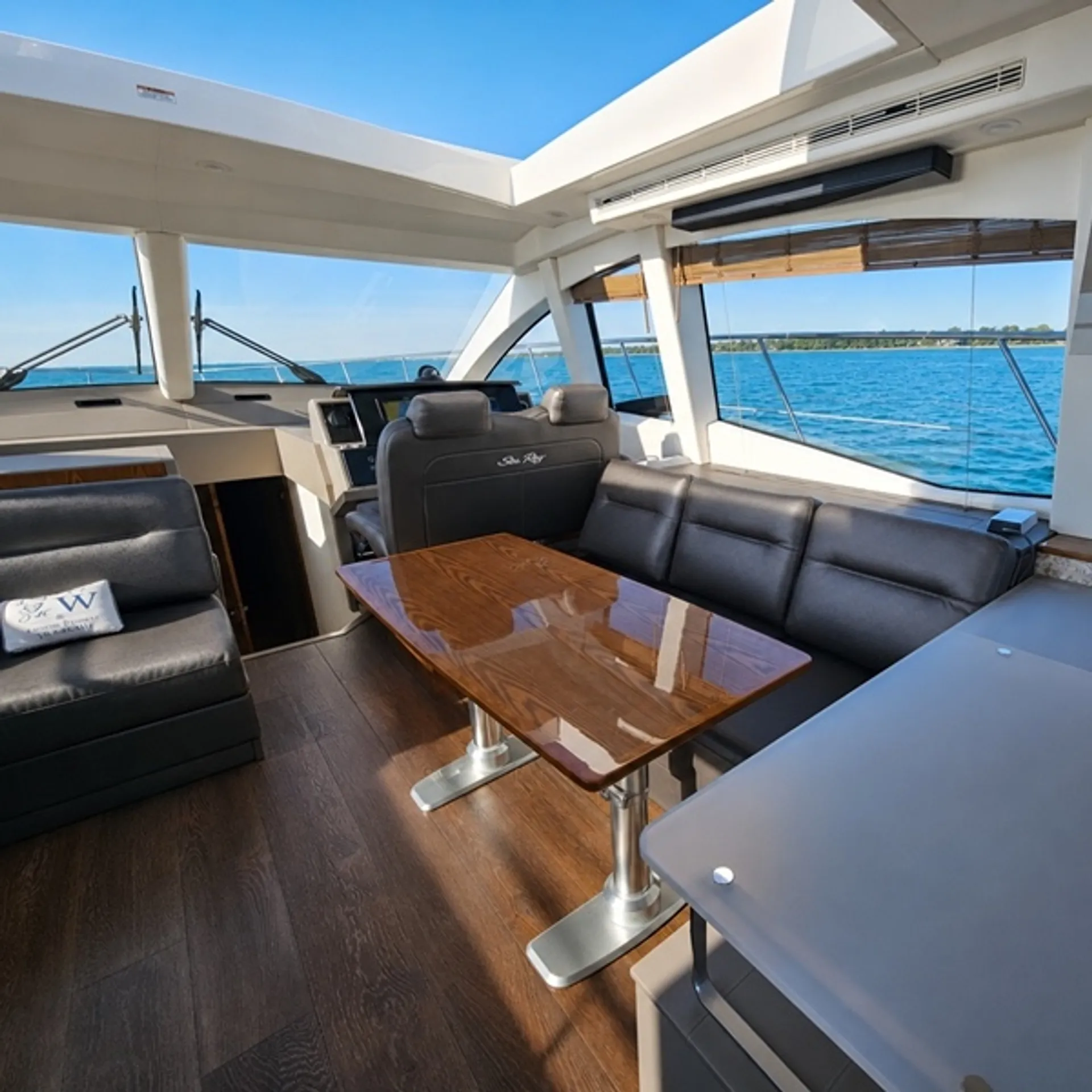 2019 Sea Ray 520 Sundancer | Luxury Yacht Charter