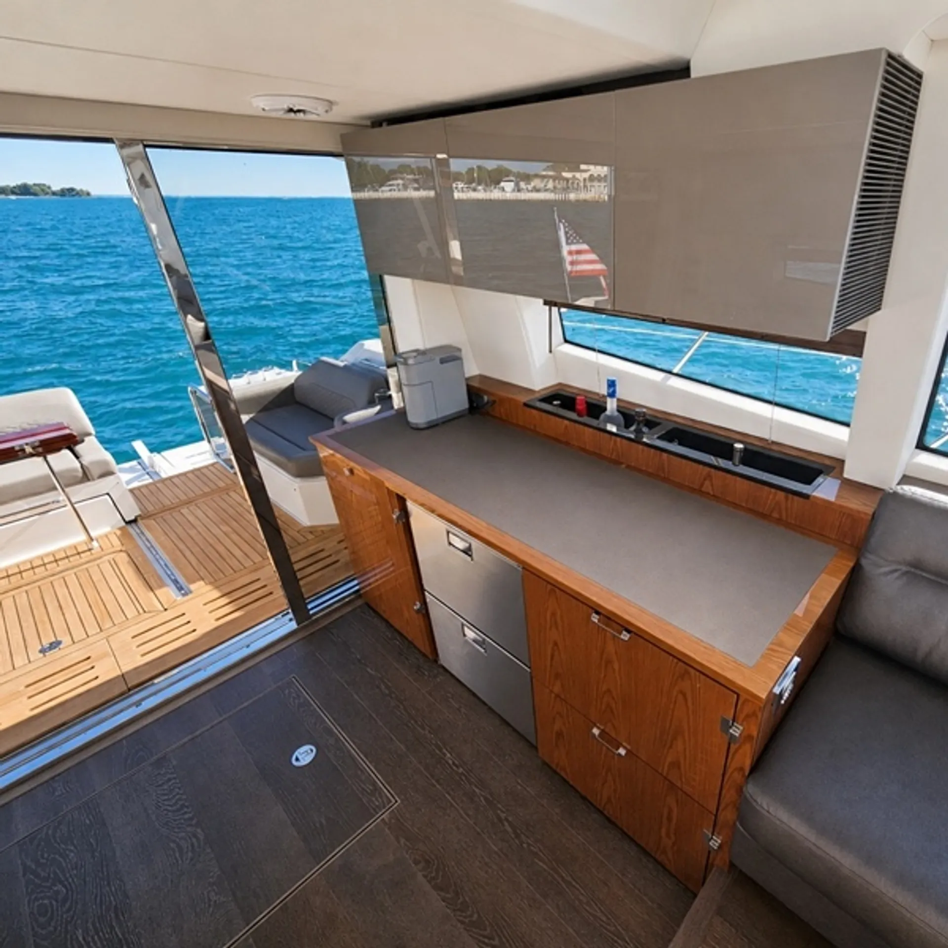 2019 Sea Ray 520 Sundancer | Luxury Yacht Charter