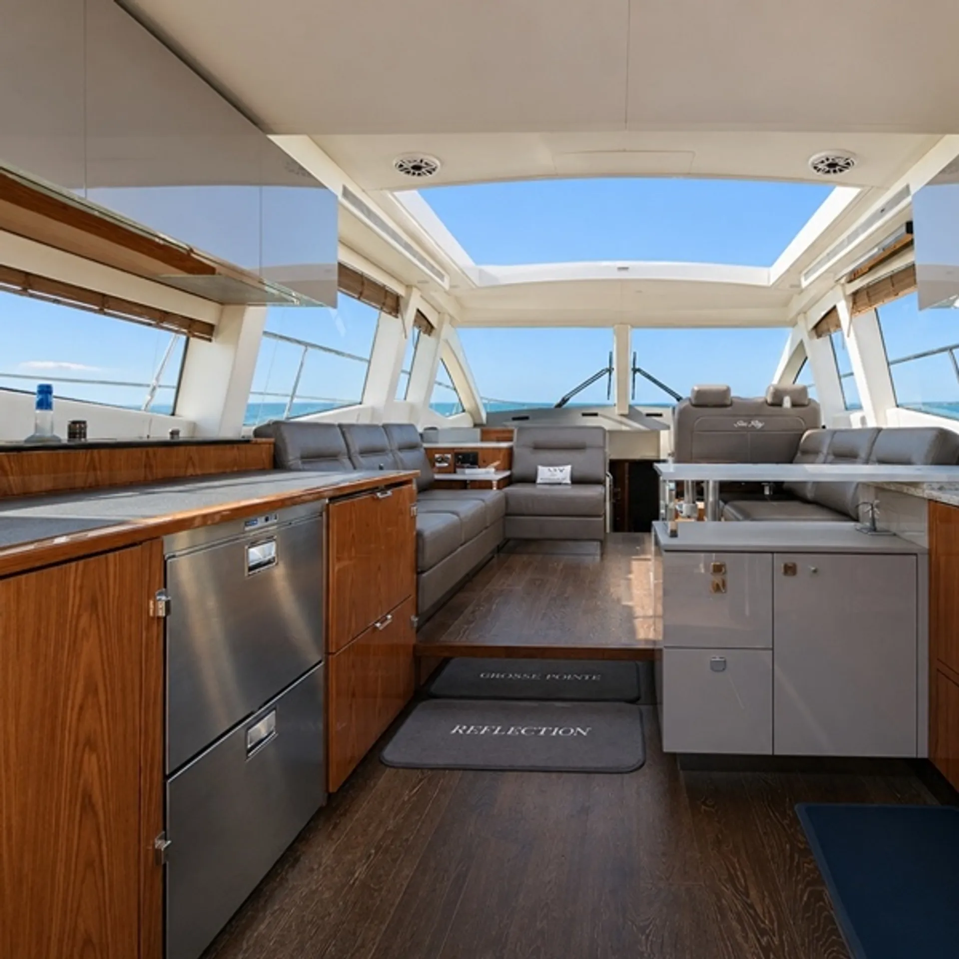 2019 Sea Ray 520 Sundancer | Luxury Yacht Charter