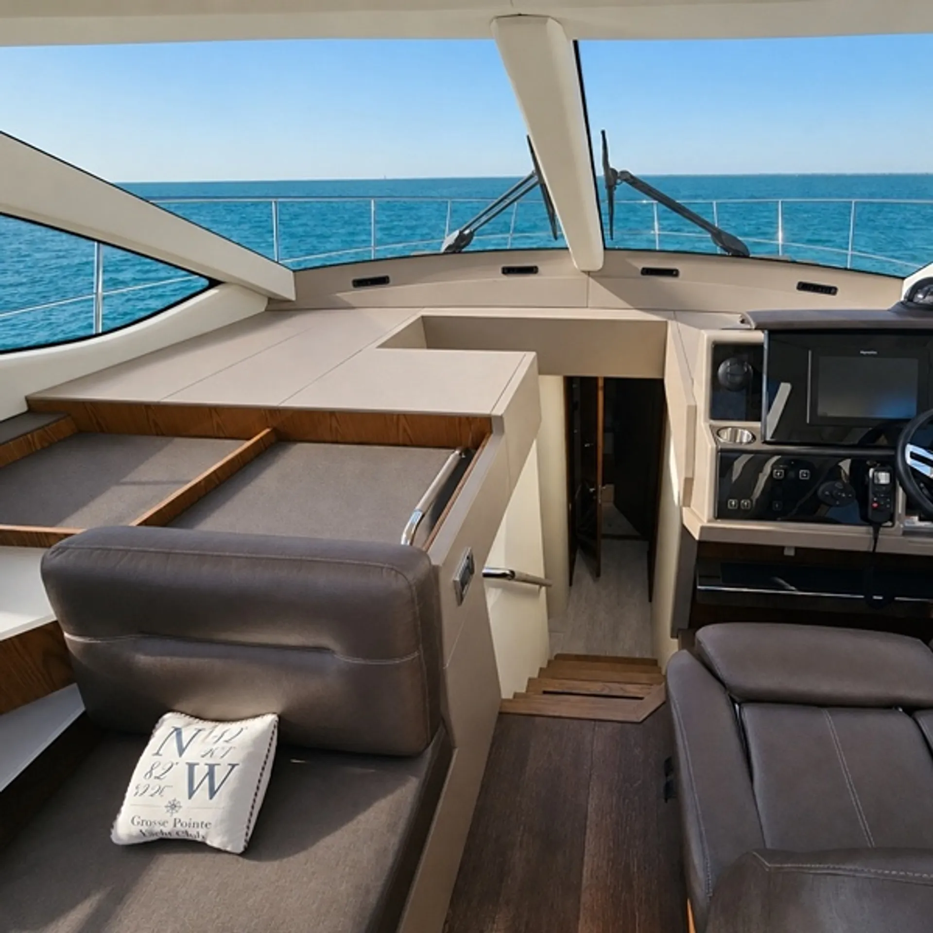 2019 Sea Ray 520 Sundancer | Luxury Yacht Charter