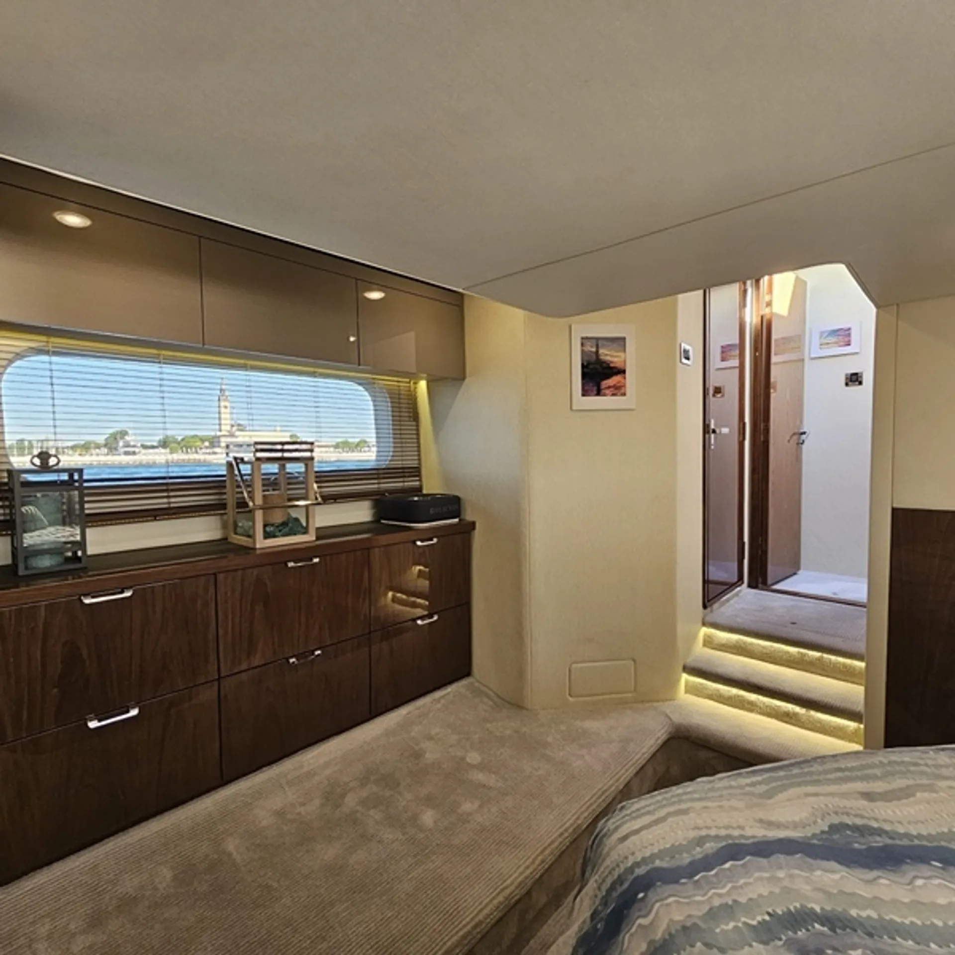 2019 Sea Ray 520 Sundancer | Luxury Yacht Charter