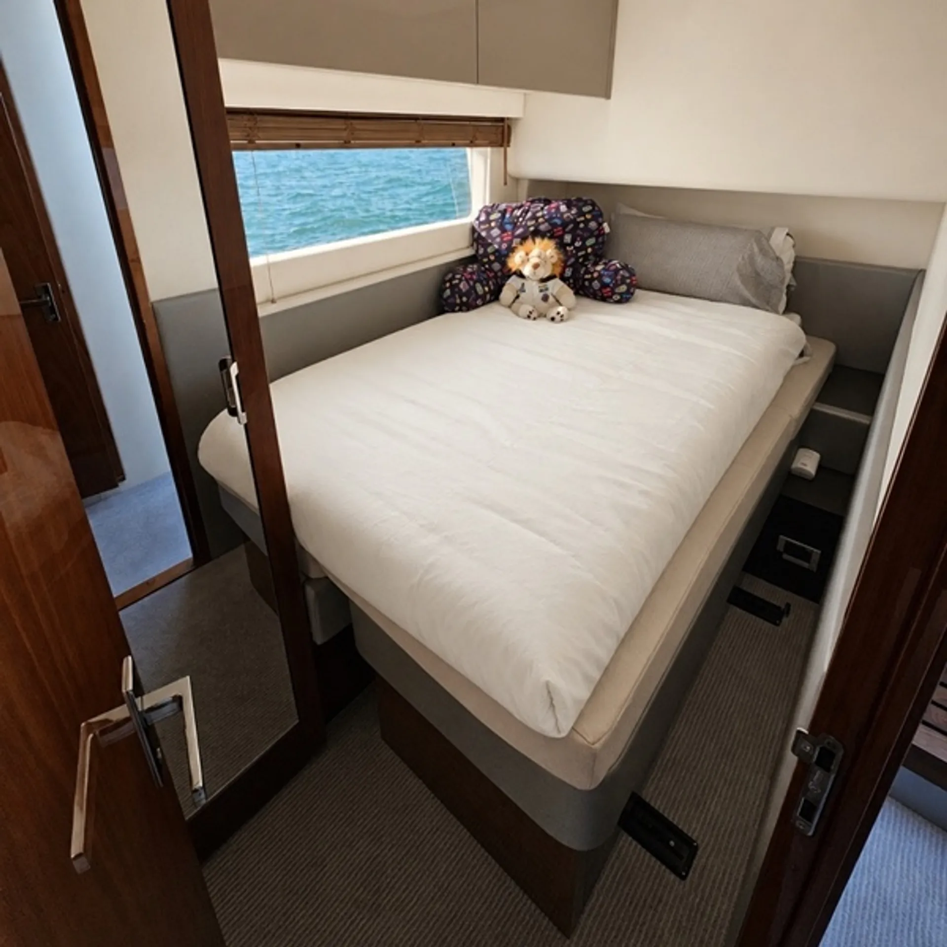 2019 Sea Ray 520 Sundancer | Luxury Yacht Charter
