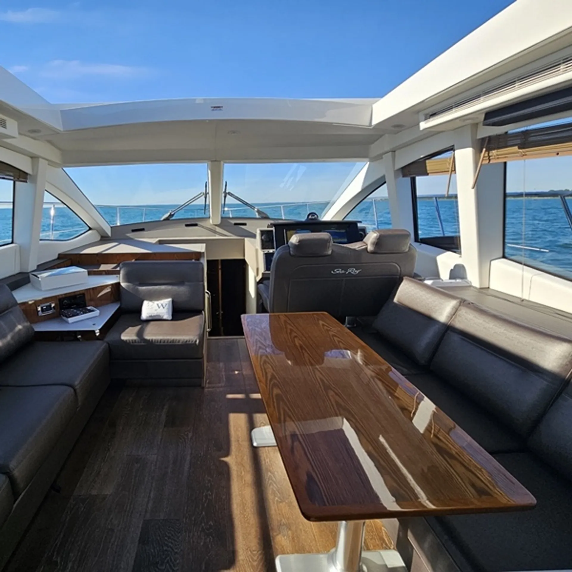2019 Sea Ray 520 Sundancer | Luxury Yacht Charter
