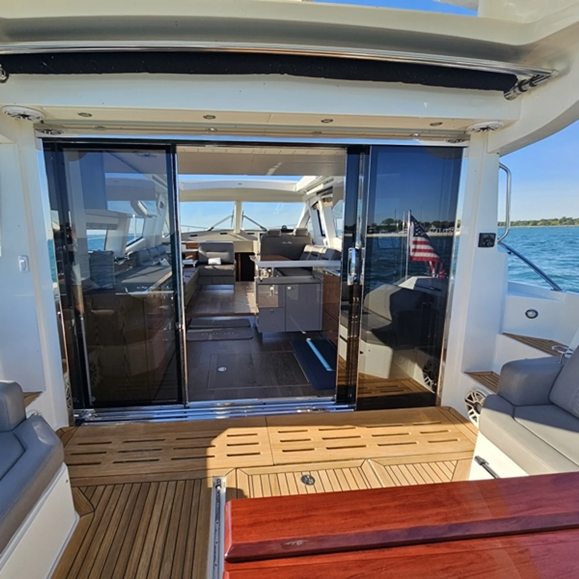 2019 Sea Ray 520 Sundancer | Luxury Yacht Charter
