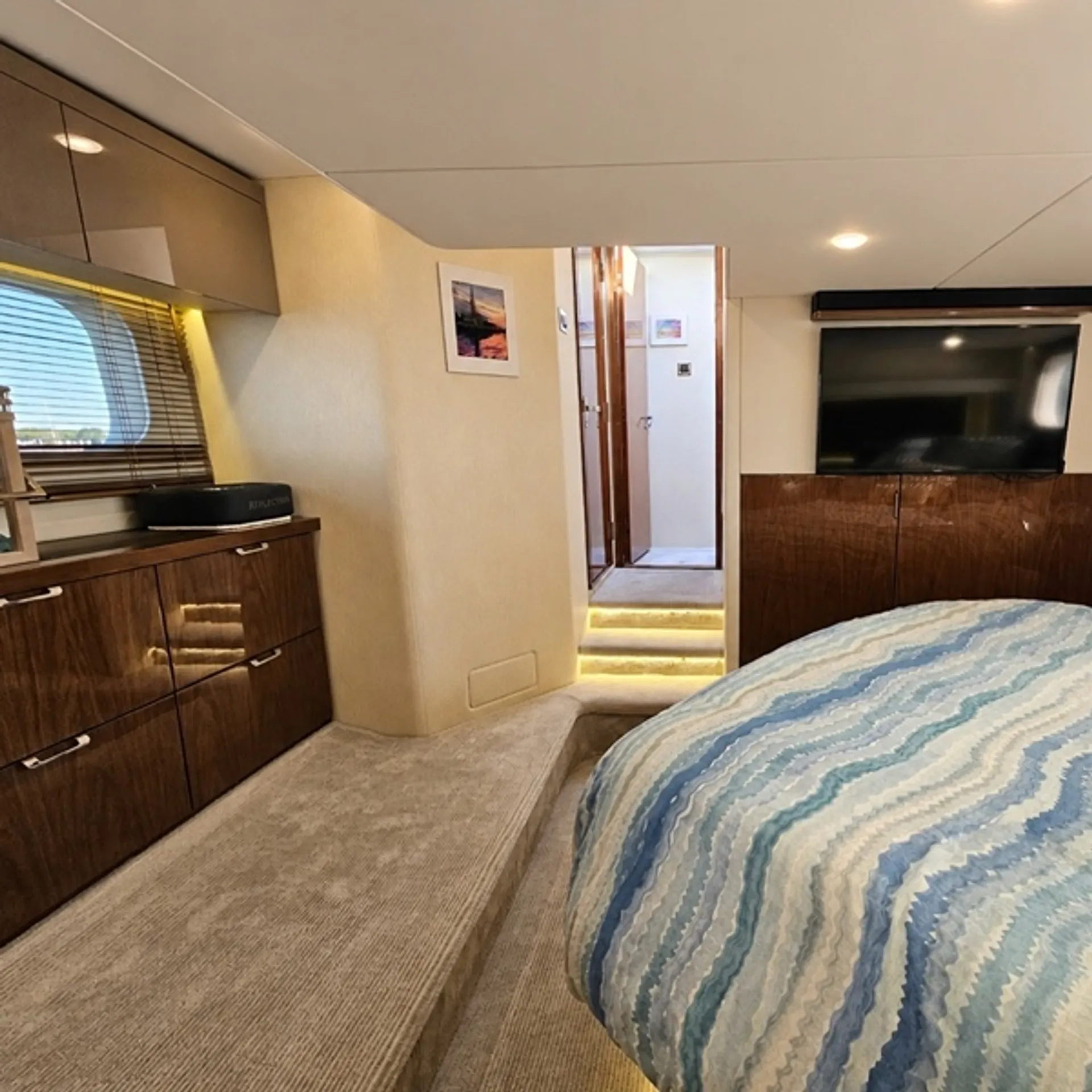 2019 Sea Ray 520 Sundancer | Luxury Yacht Charter