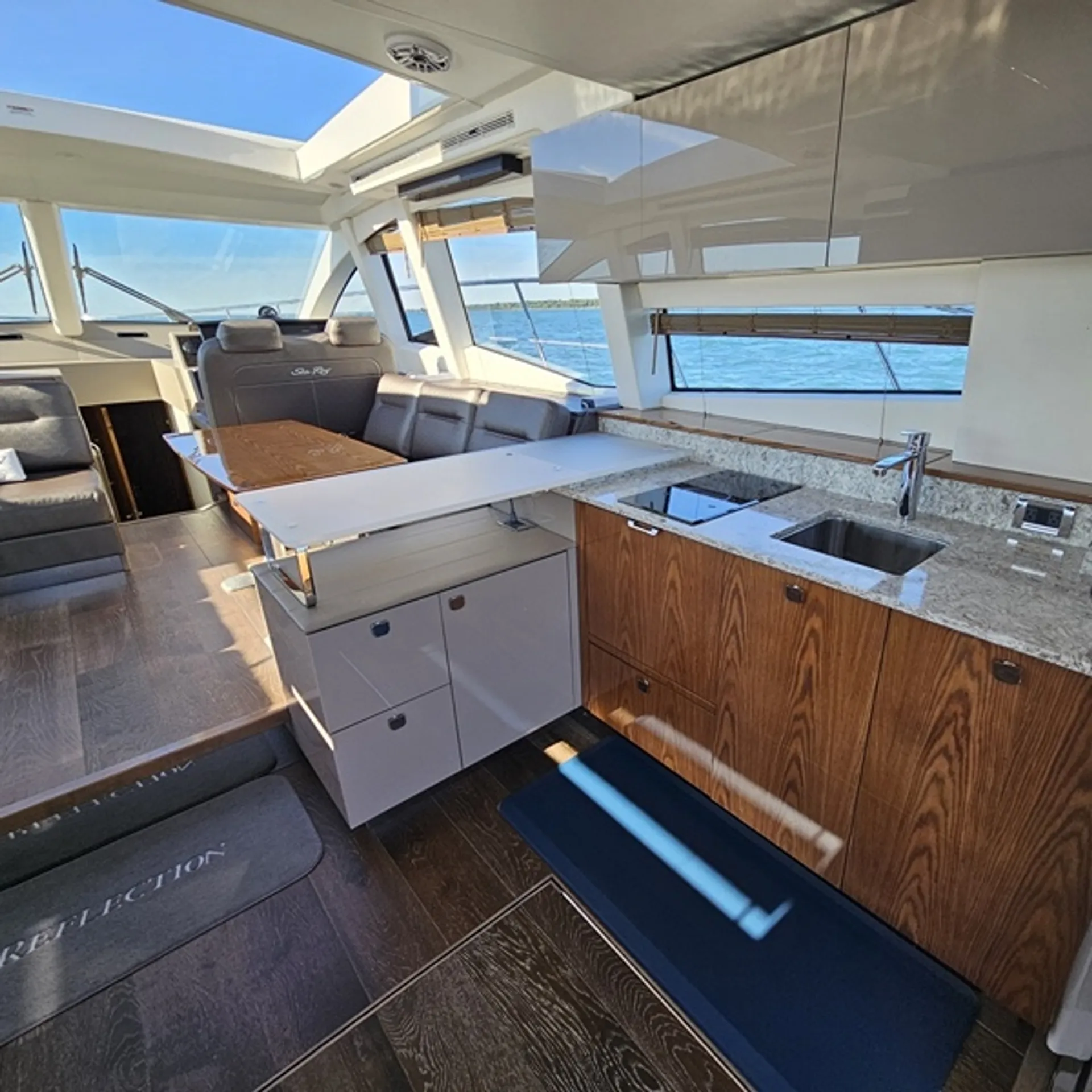 2019 Sea Ray 520 Sundancer | Luxury Yacht Charter