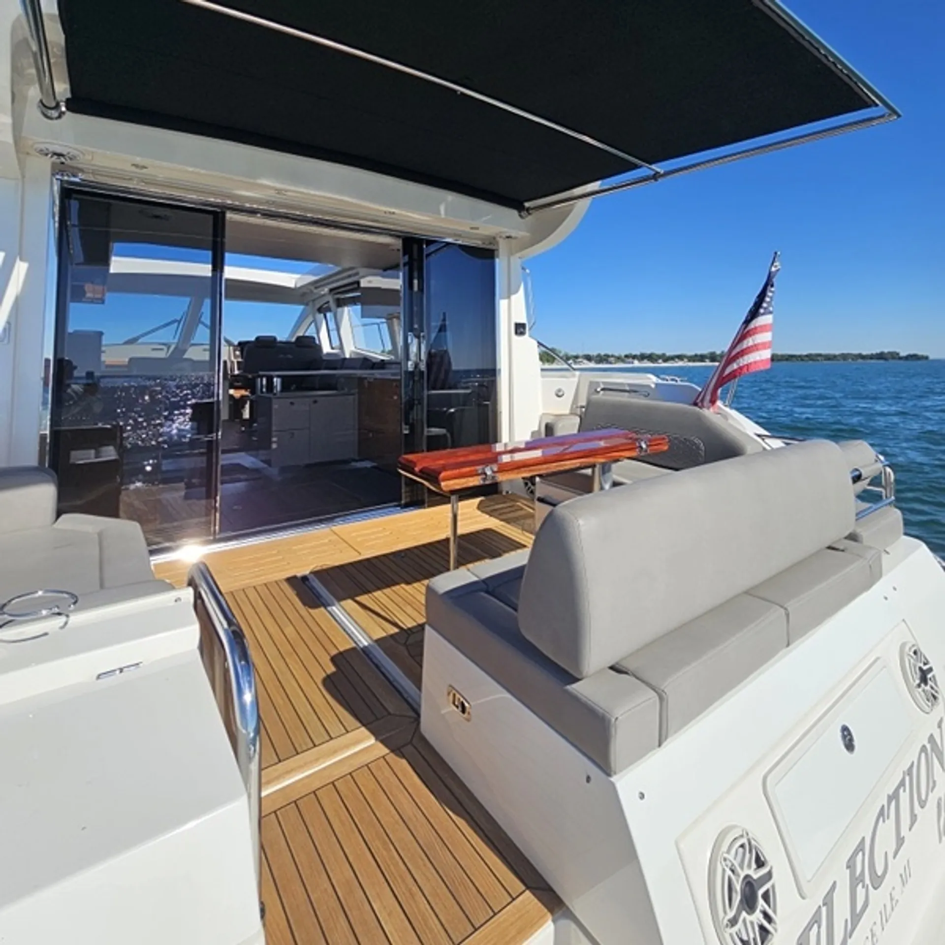 2019 Sea Ray 520 Sundancer | Luxury Yacht Charter