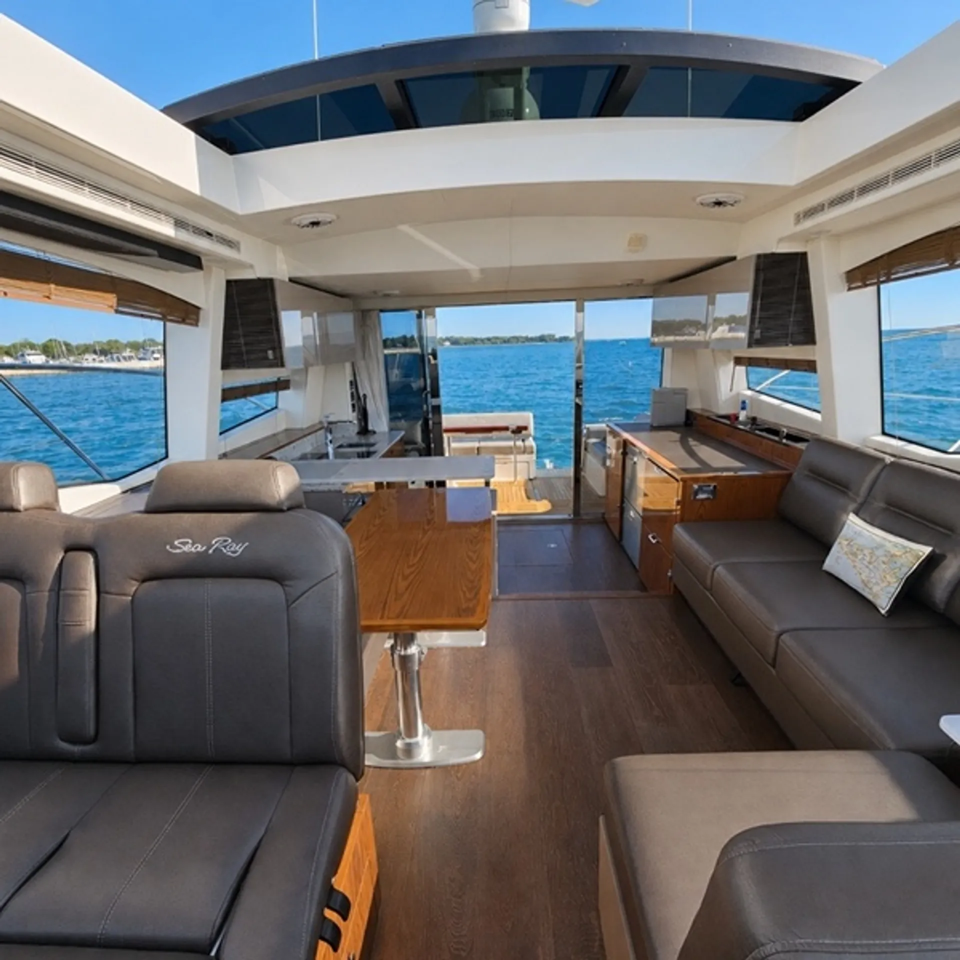 2019 Sea Ray 520 Sundancer | Luxury Yacht Charter