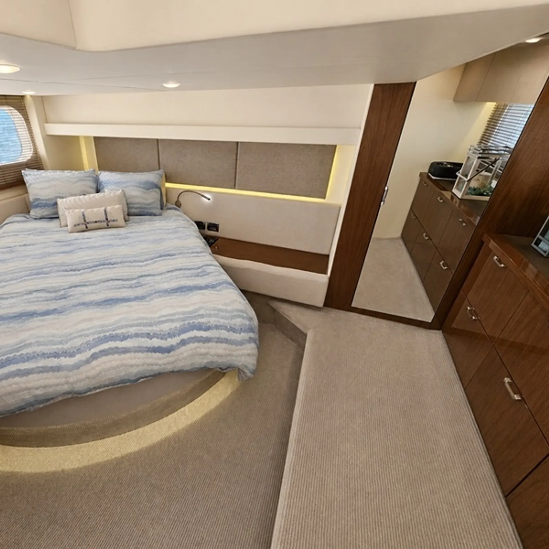 2019 Sea Ray 520 Sundancer | Luxury Yacht Charter