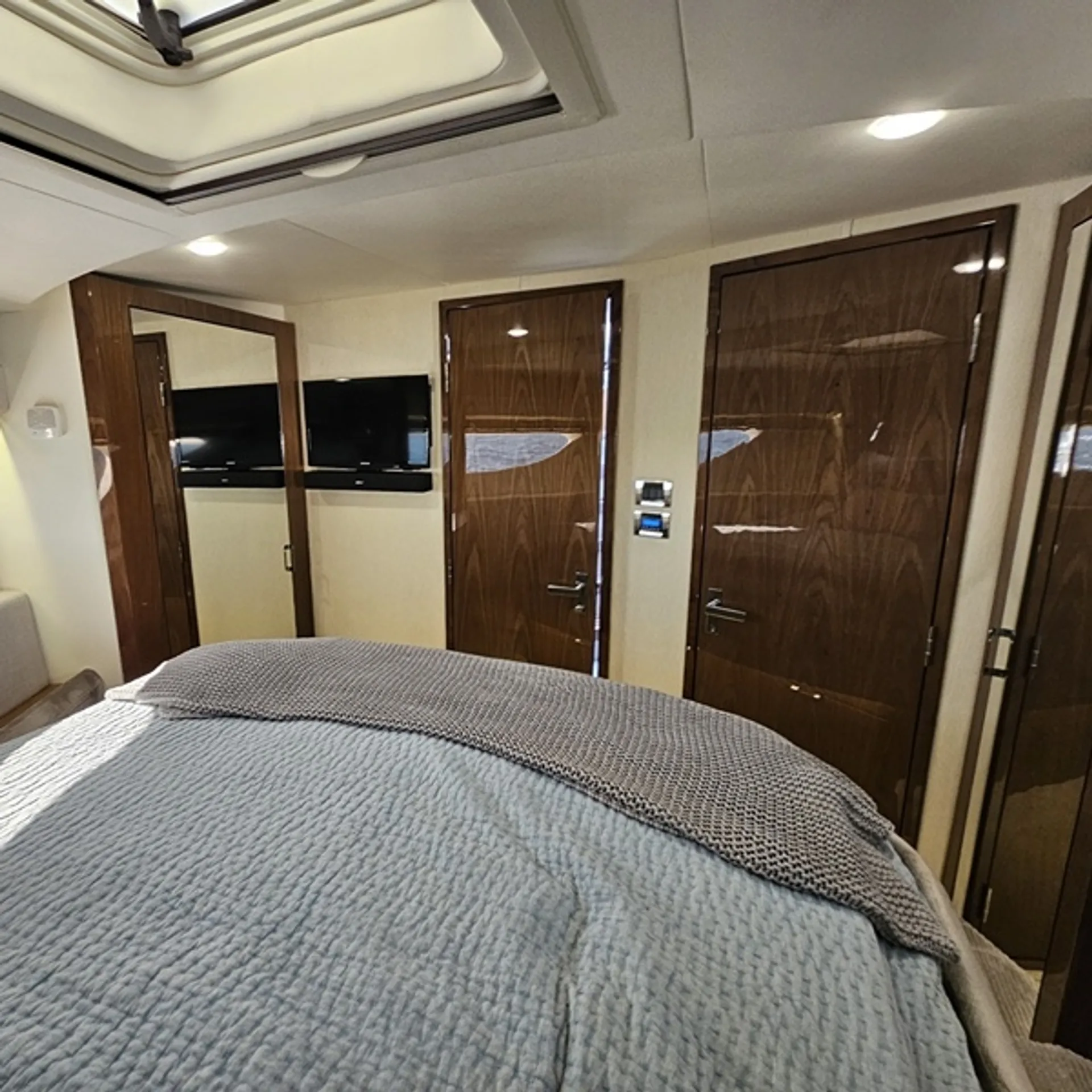 2019 Sea Ray 520 Sundancer | Luxury Yacht Charter