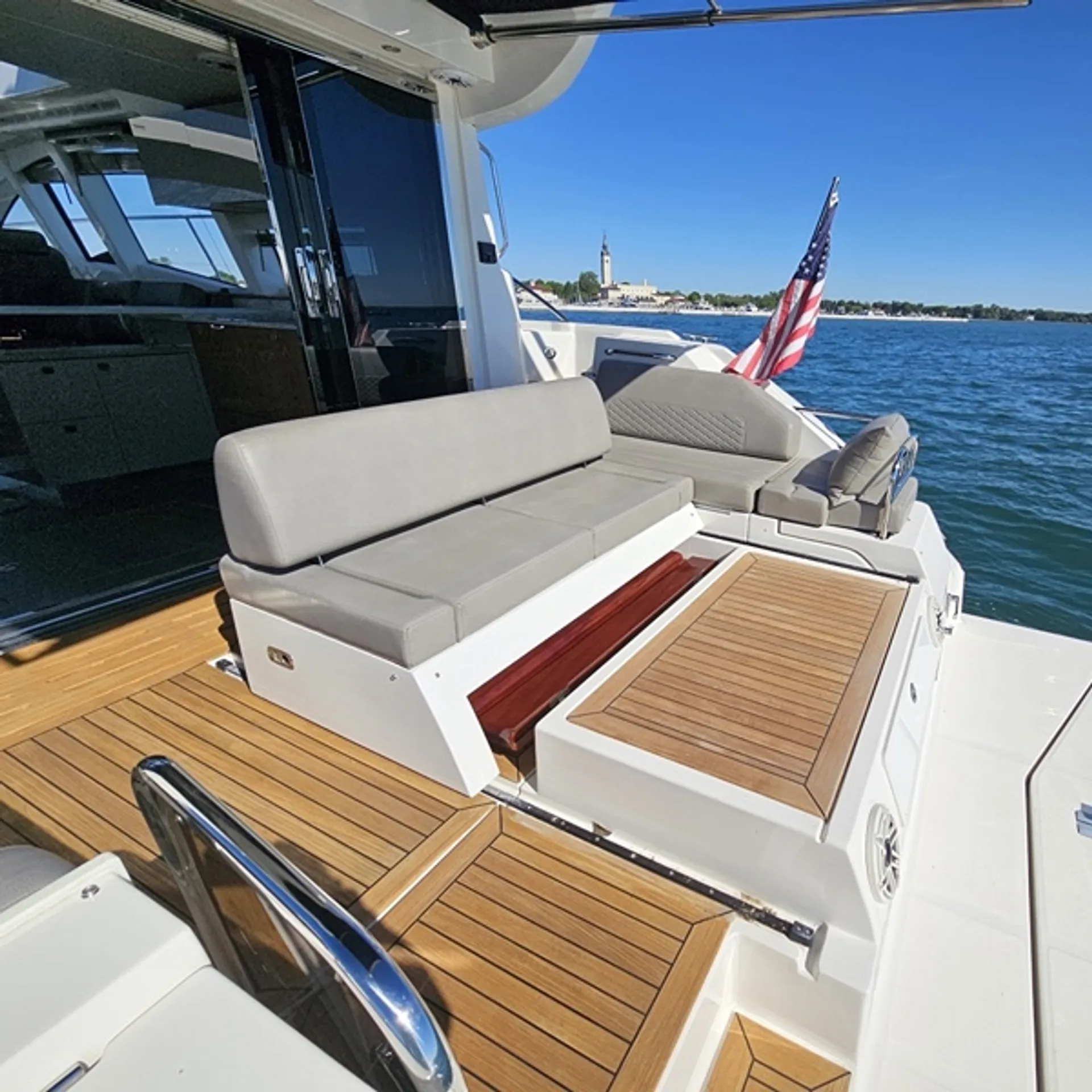 2019 Sea Ray 520 Sundancer | Luxury Yacht Charter