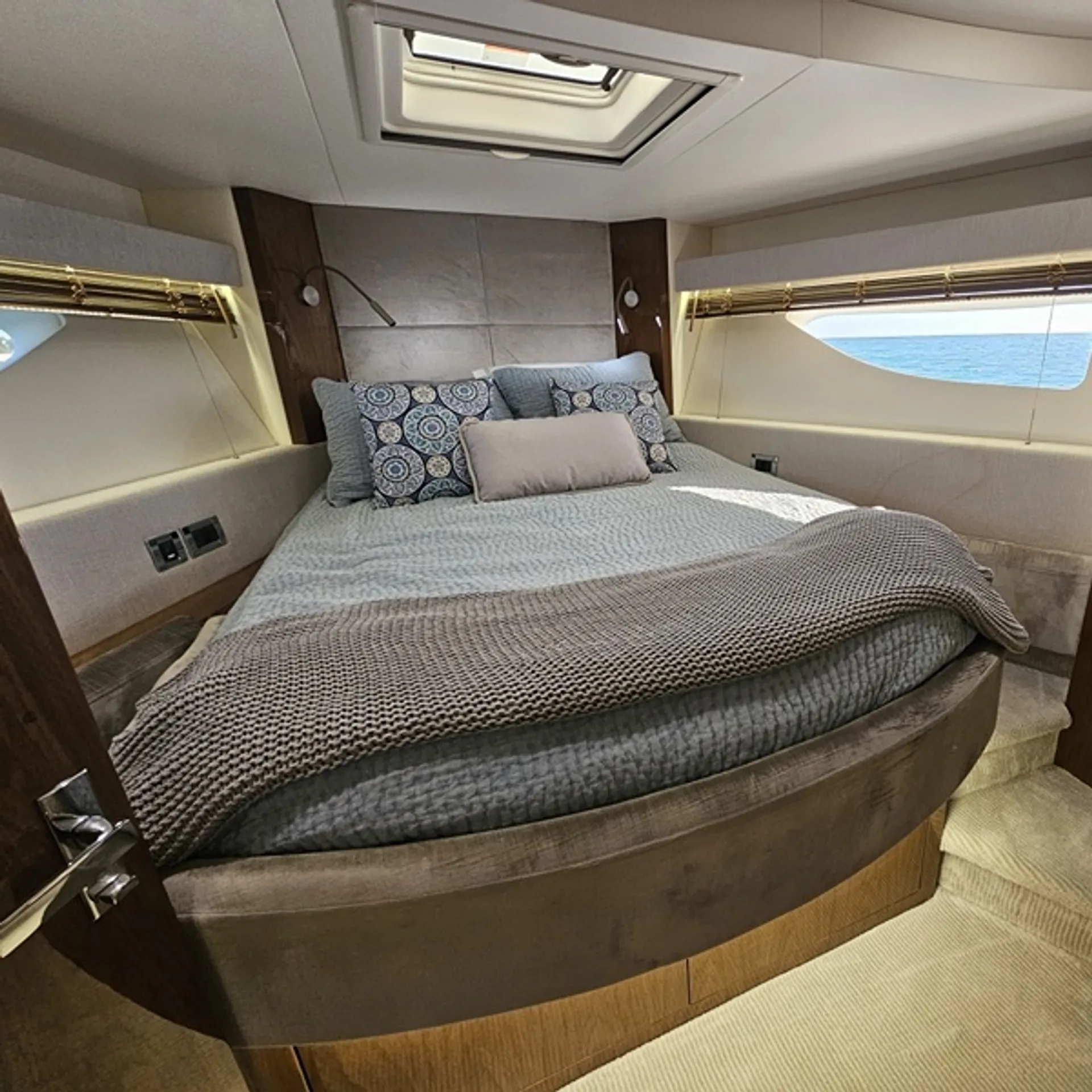 2019 Sea Ray 520 Sundancer | Luxury Yacht Charter