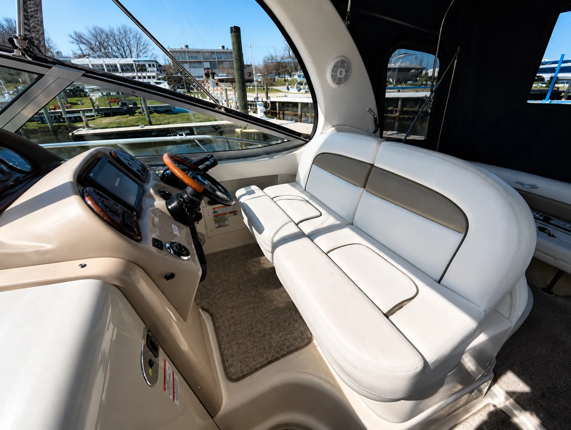 Sea Ray Boats 300 DA in Washington, DC — photo 4