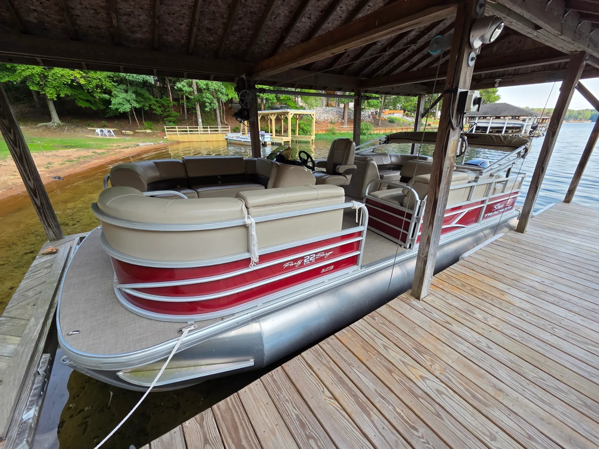 SUN TRACKER PARTY BARGE 24 DLX in Henrico, NC — photo 2