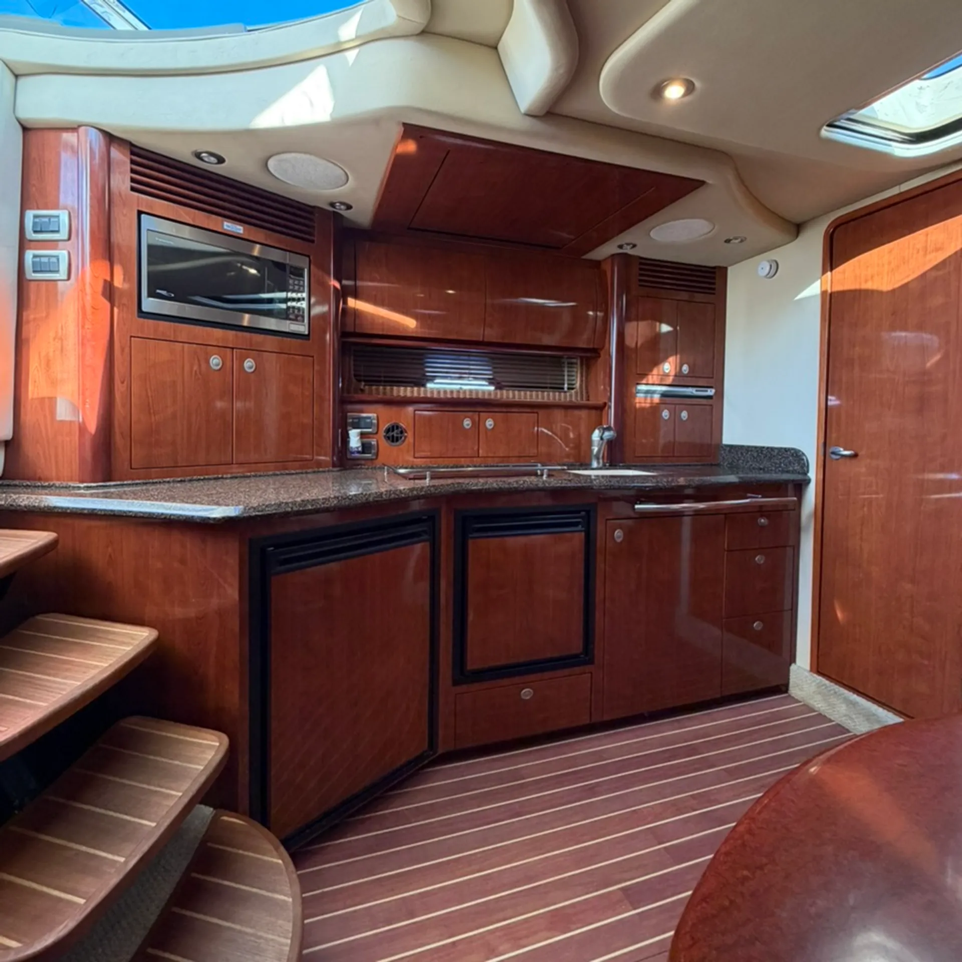 Sea Ray Boats 390 Sundancer in Chicago, IL — photo 10
