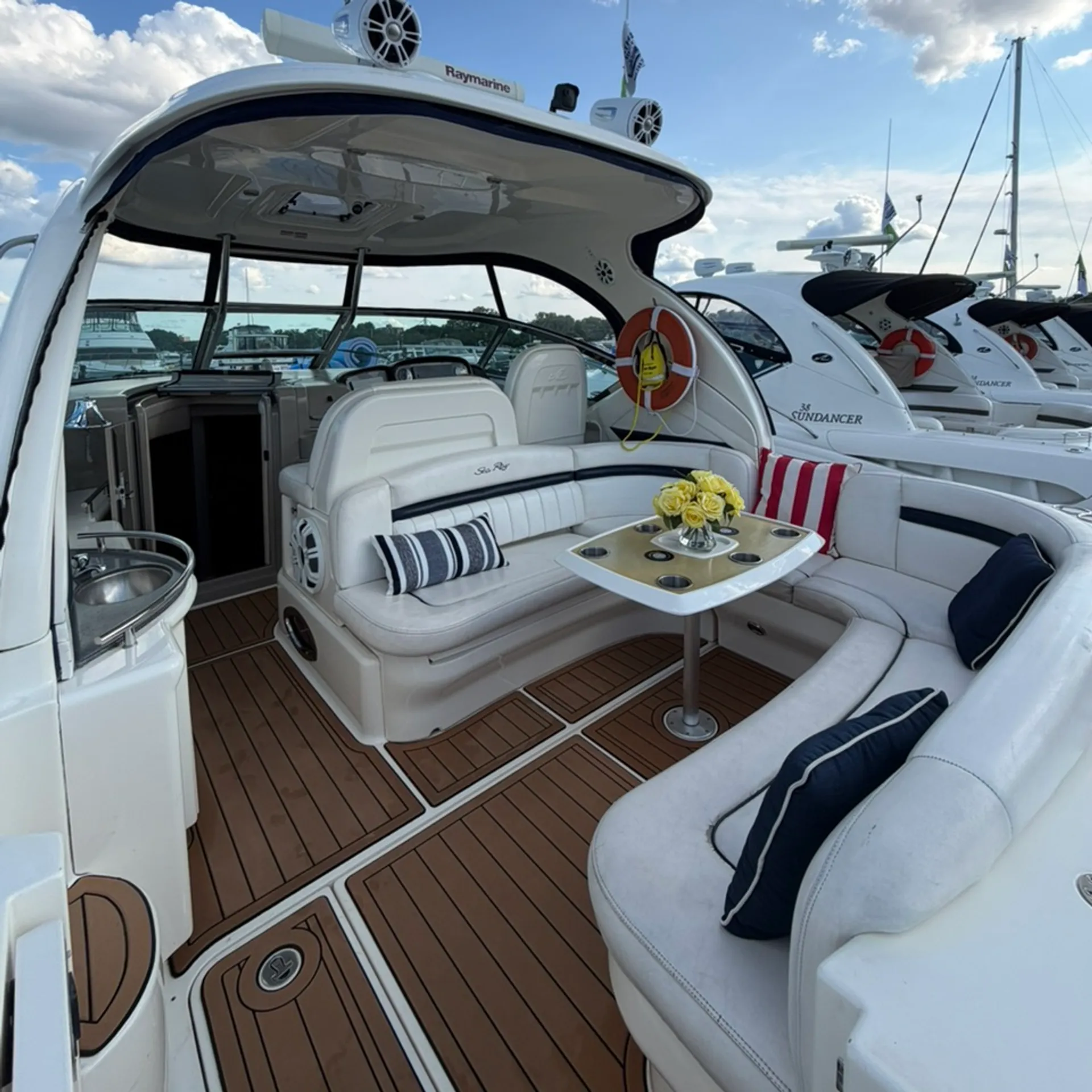 Sea Ray Boats 390 Sundancer in Chicago, IL — photo 6