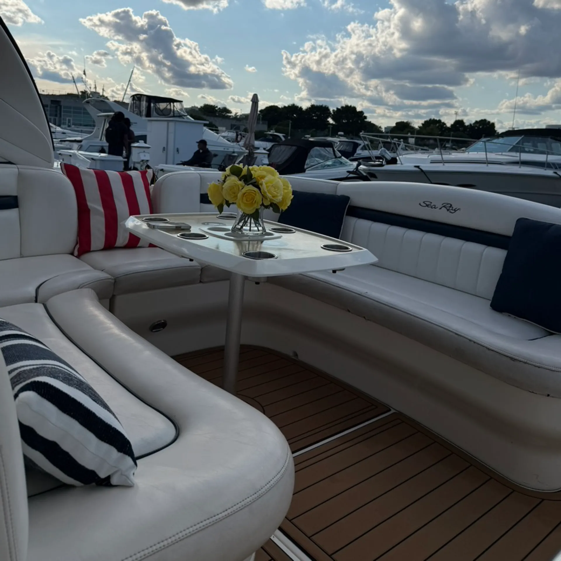 Sea Ray Boats 390 Sundancer in Chicago, IL — photo 7