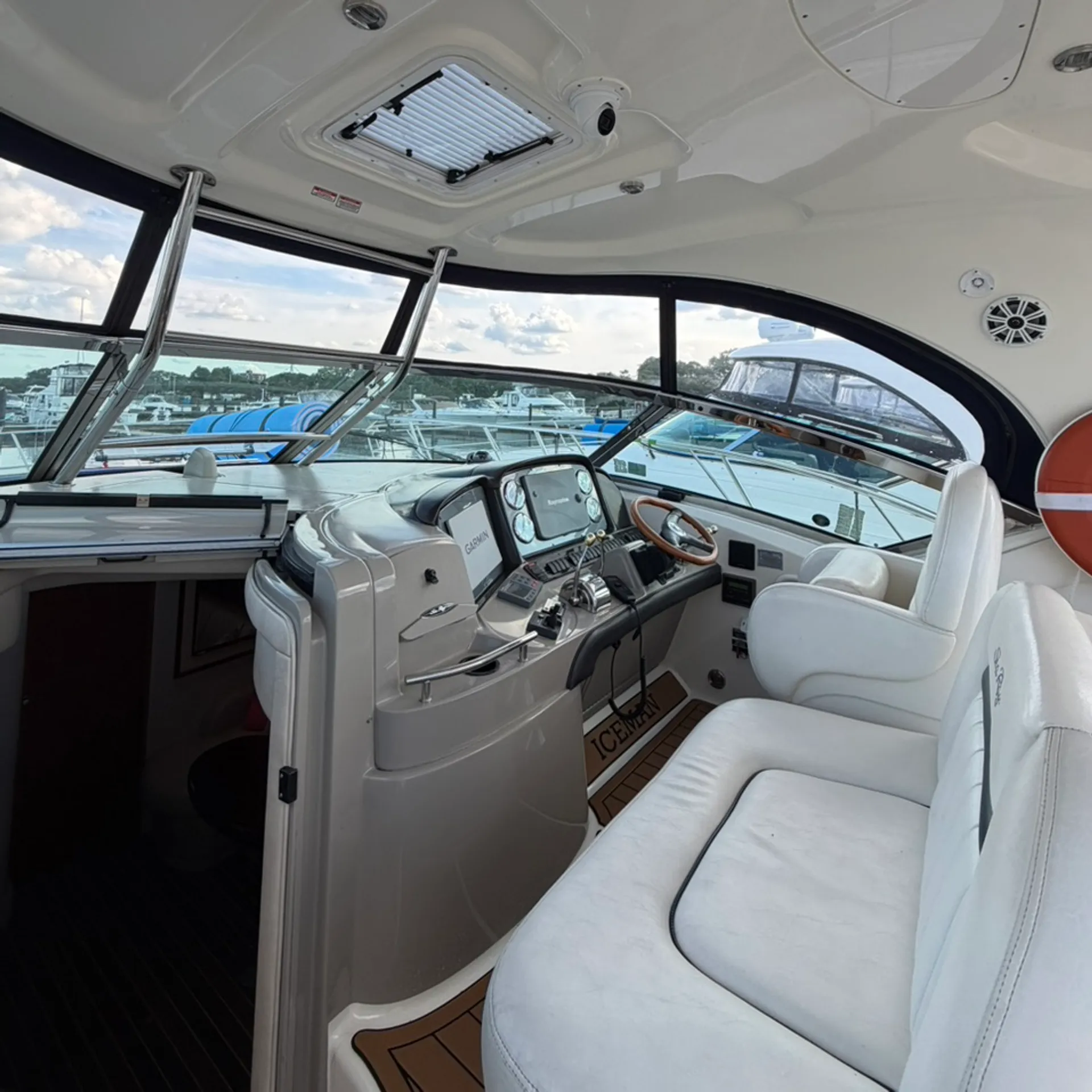 Sea Ray Boats 390 Sundancer in Chicago, IL — photo 8