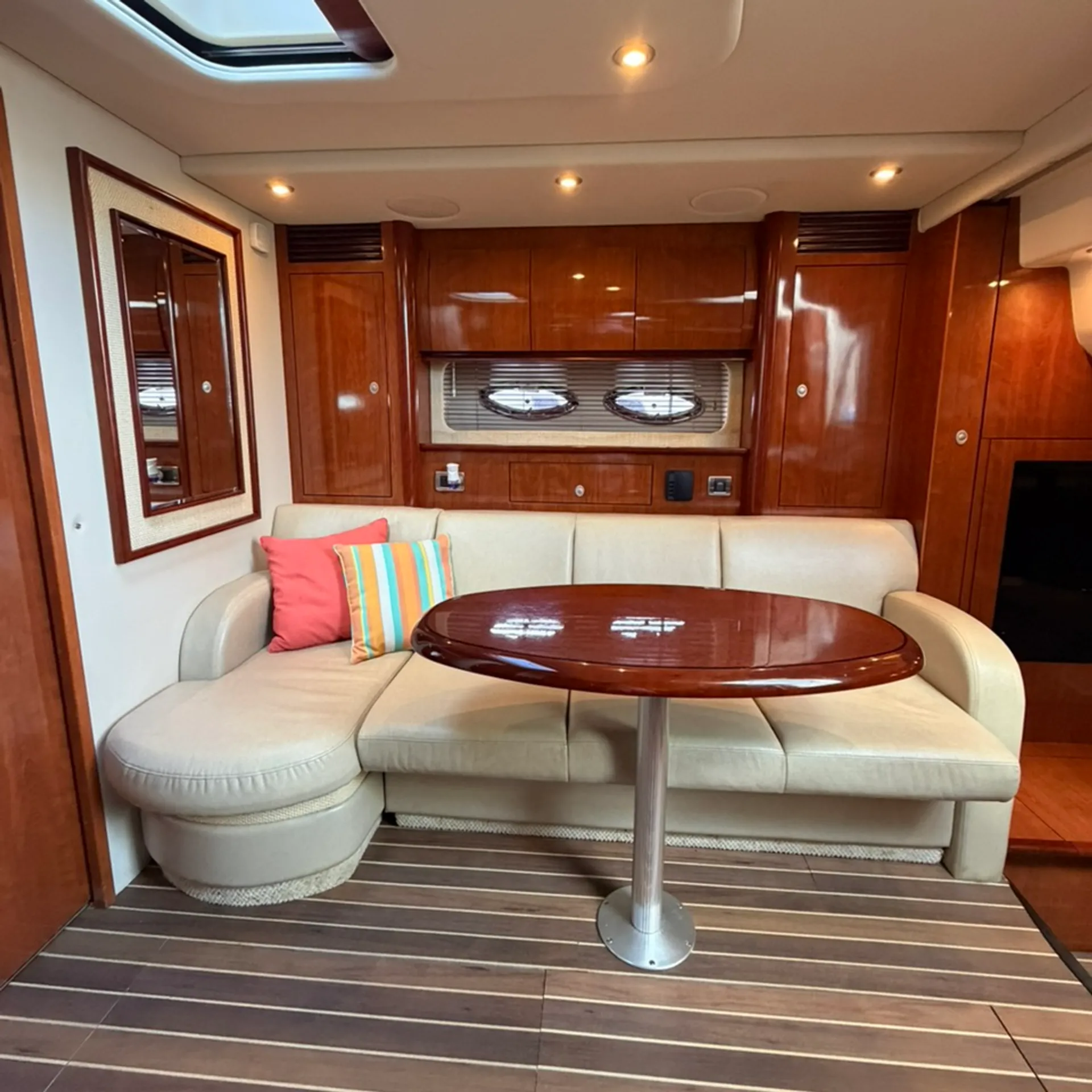 Sea Ray Boats 390 Sundancer in Chicago, IL — photo 9