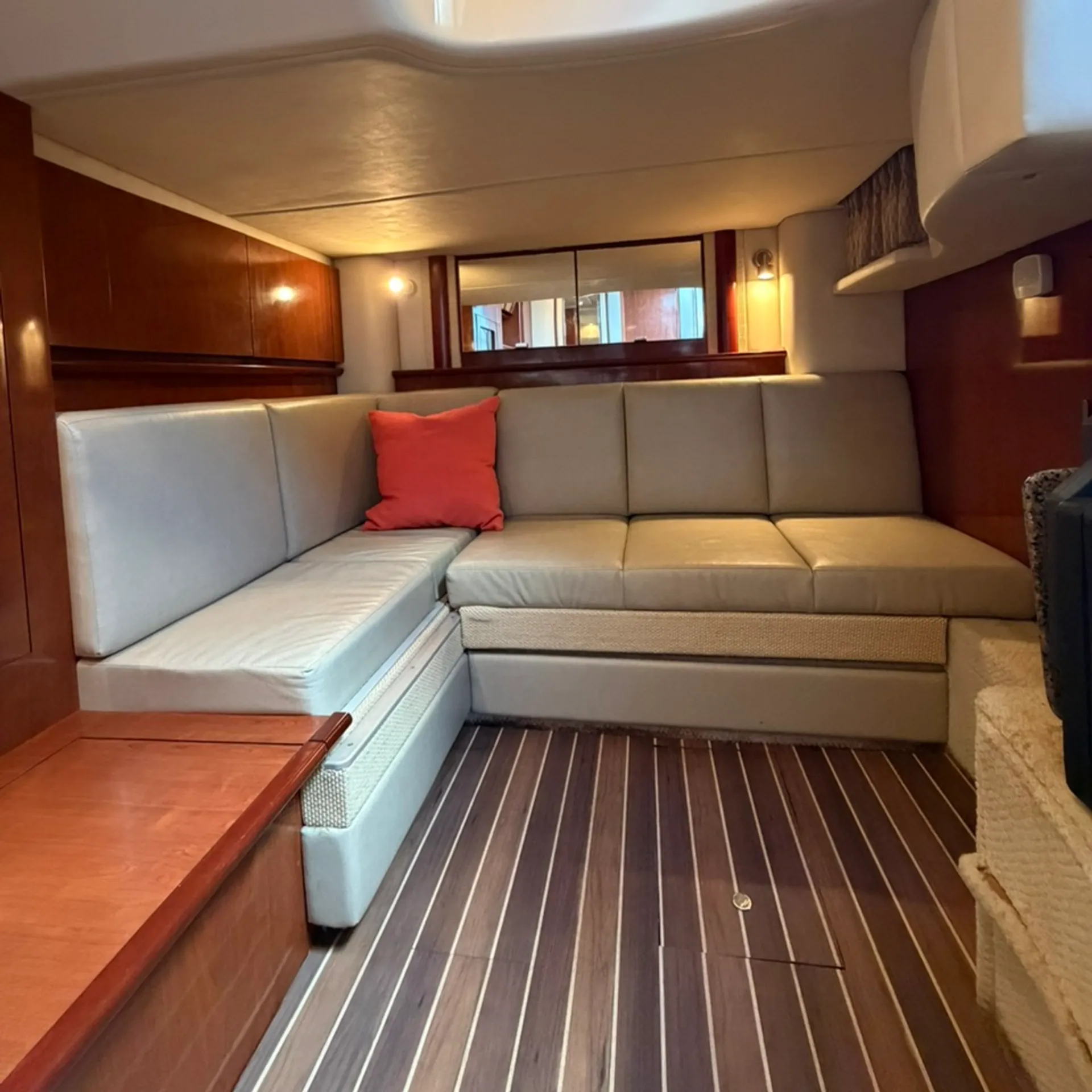 Sea Ray Boats 390 Sundancer in Chicago, IL — photo 10